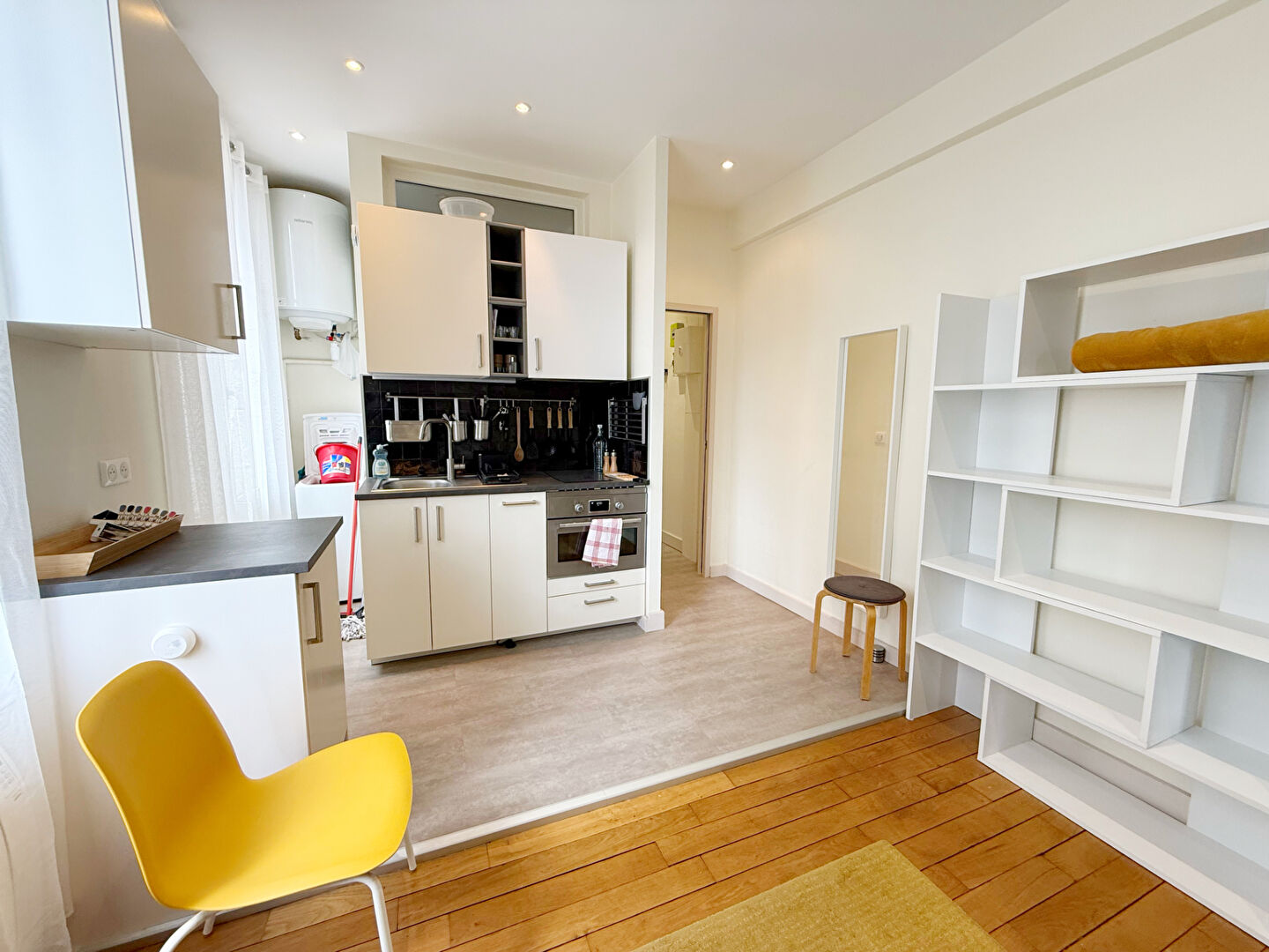 BEAU F2 MEUBLE-29.81m²- NANTERRE-