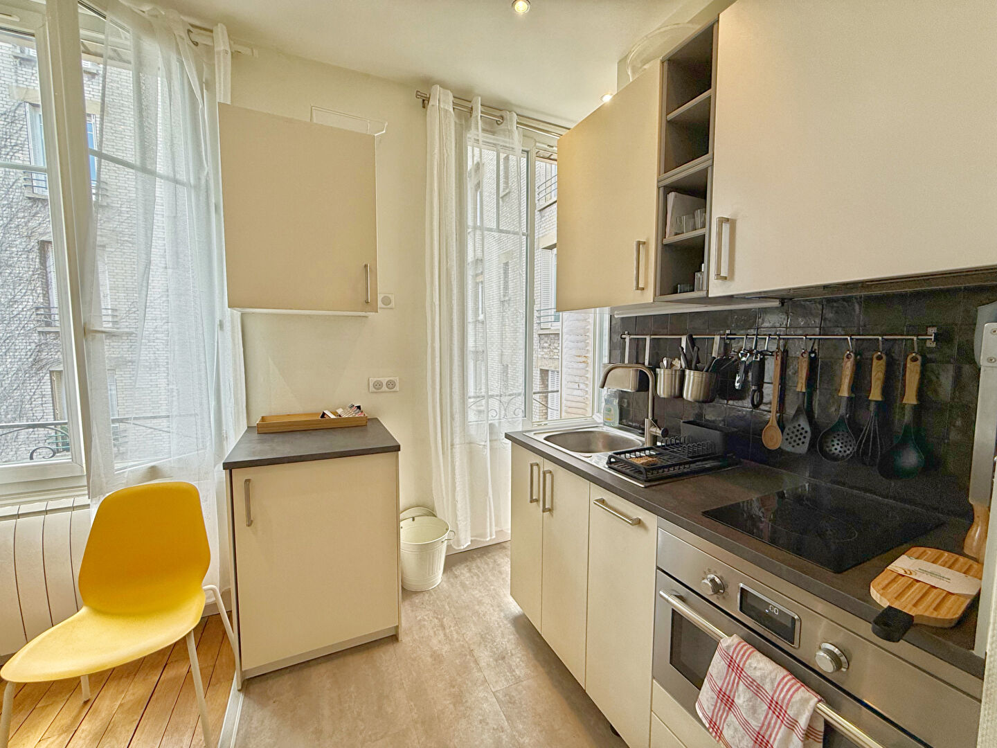 BEAU F2 MEUBLE-29.81m²- NANTERRE-