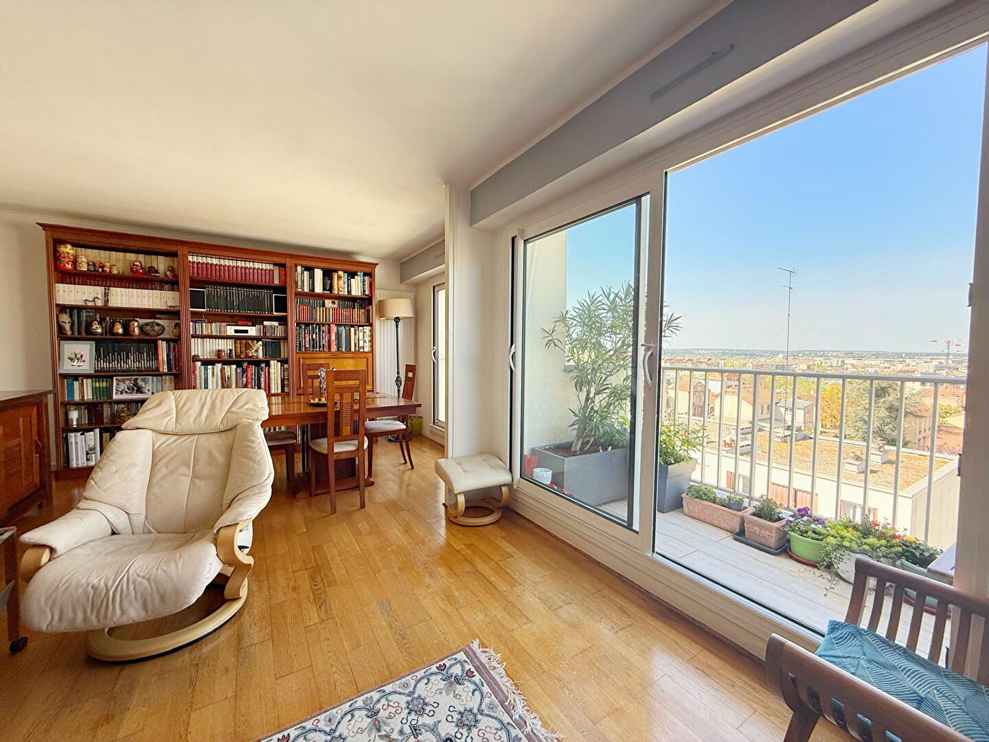 NANTERRE 5 PIECES - DERNIER ETAGE AVEC BALCON