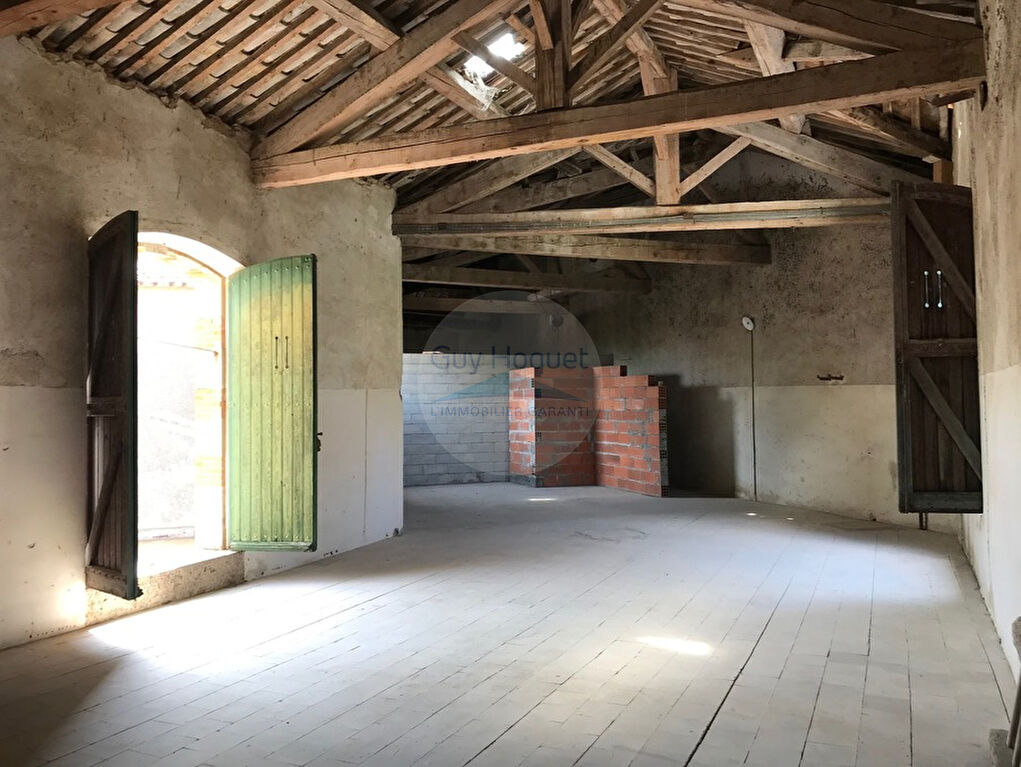 Remise sur100 m2 , et 2 garages