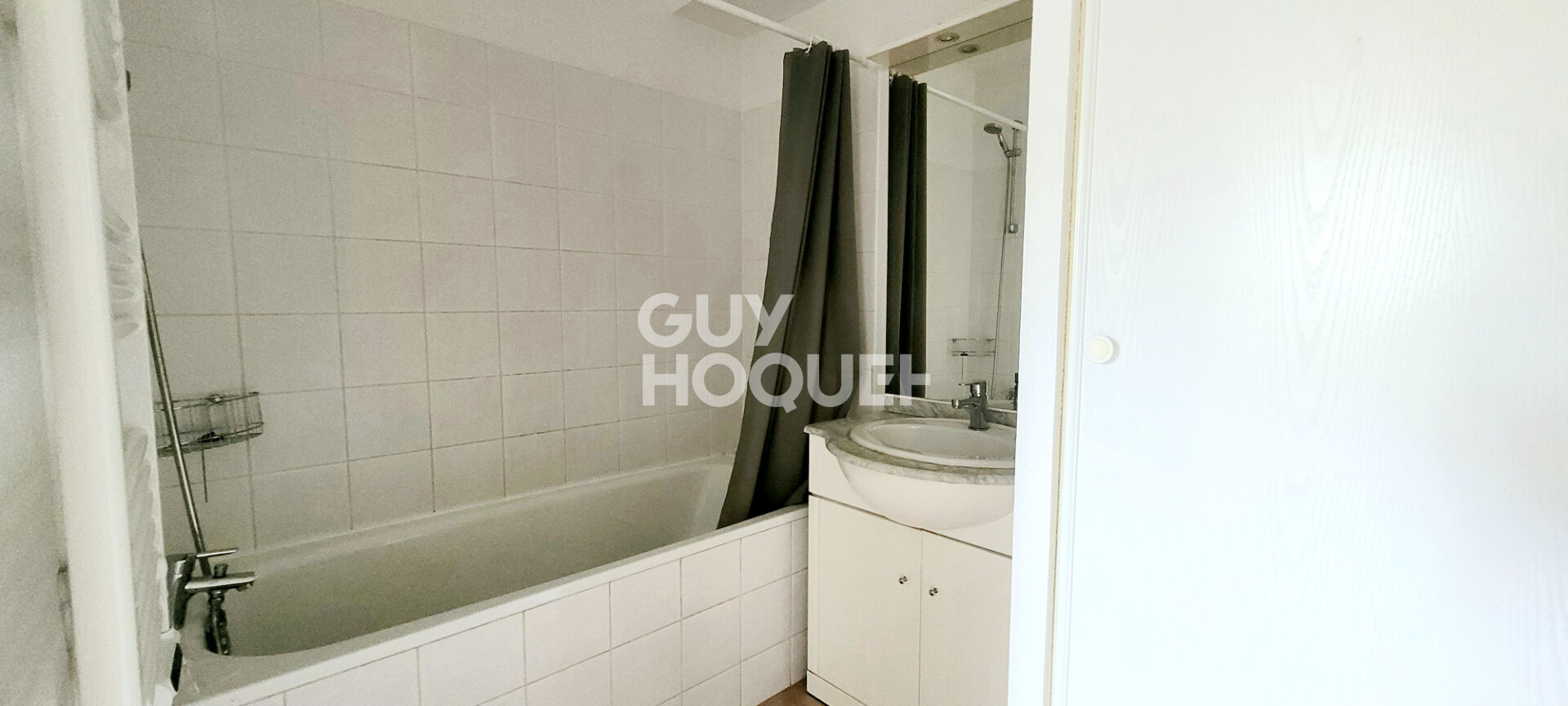 Appartement T3 avec terrasse et parking privatif en location à NARBONNE