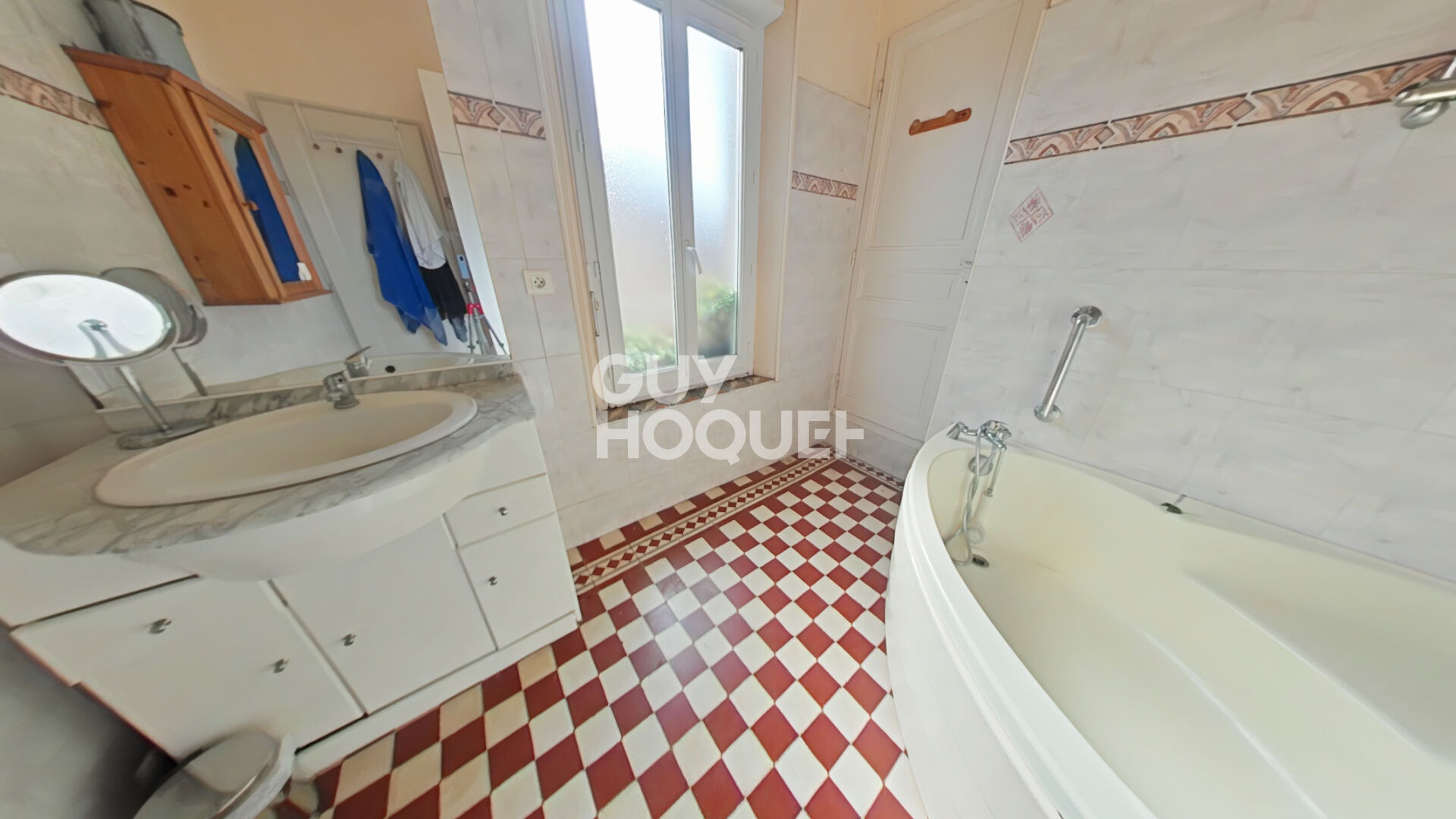 À Vendre : Charmante Maison de Ville avec Studio