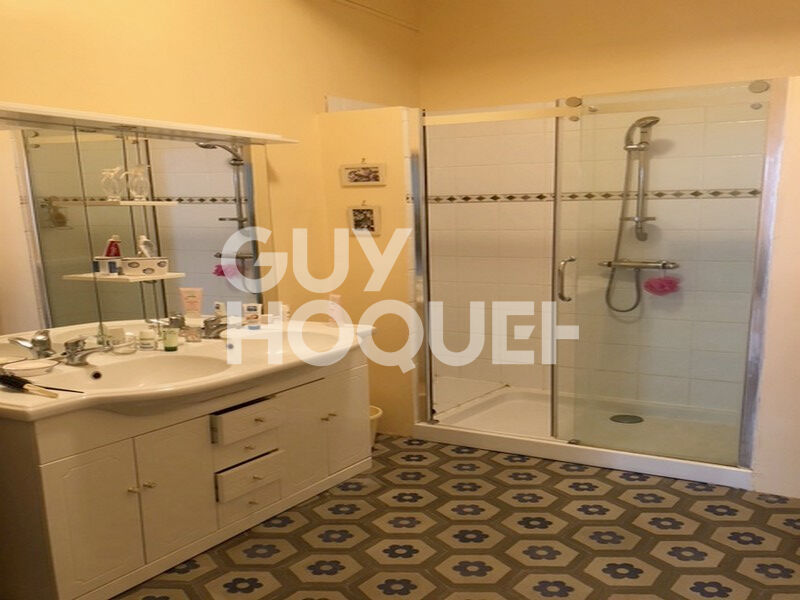 À Vendre  Élégante Maison de Maître au Coeur du Village de Olonzac 34210