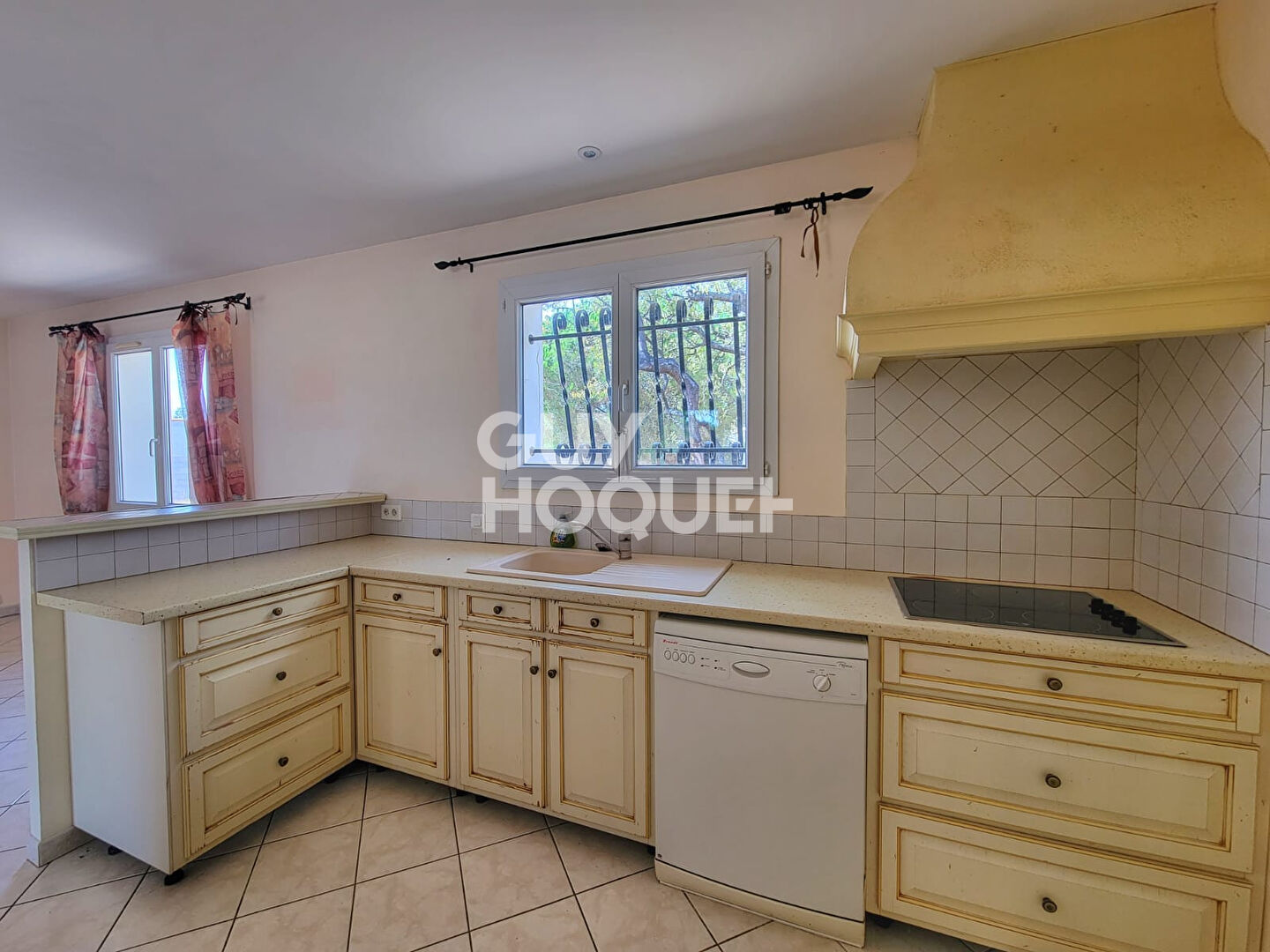 À Pépieux  Villa de plain-pied avec dépendance et grand terrain 1990 m2