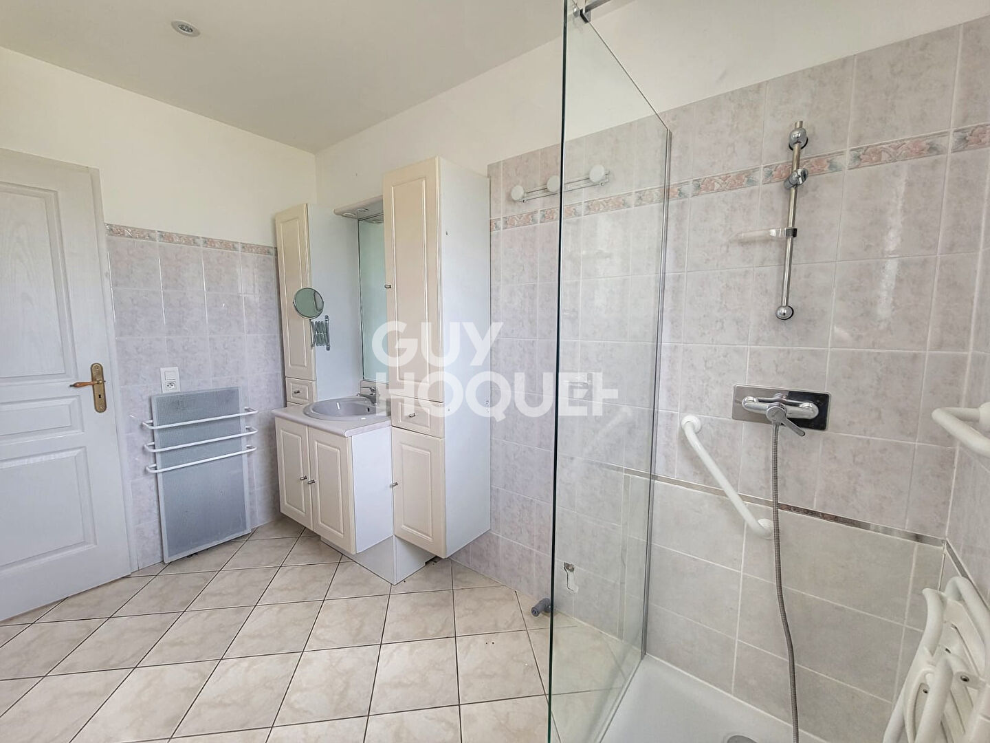 À Pépieux  Villa de plain-pied avec dépendance et grand terrain 1990 m2