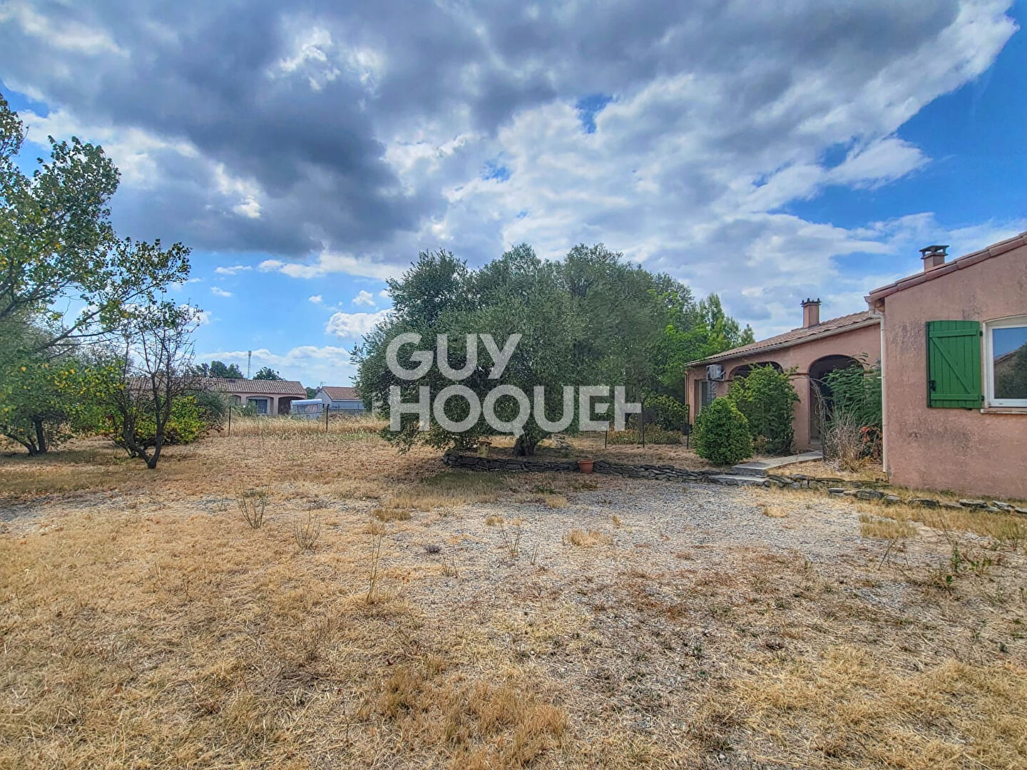 À Pépieux  Villa de plain-pied avec dépendance et grand terrain 1990 m2