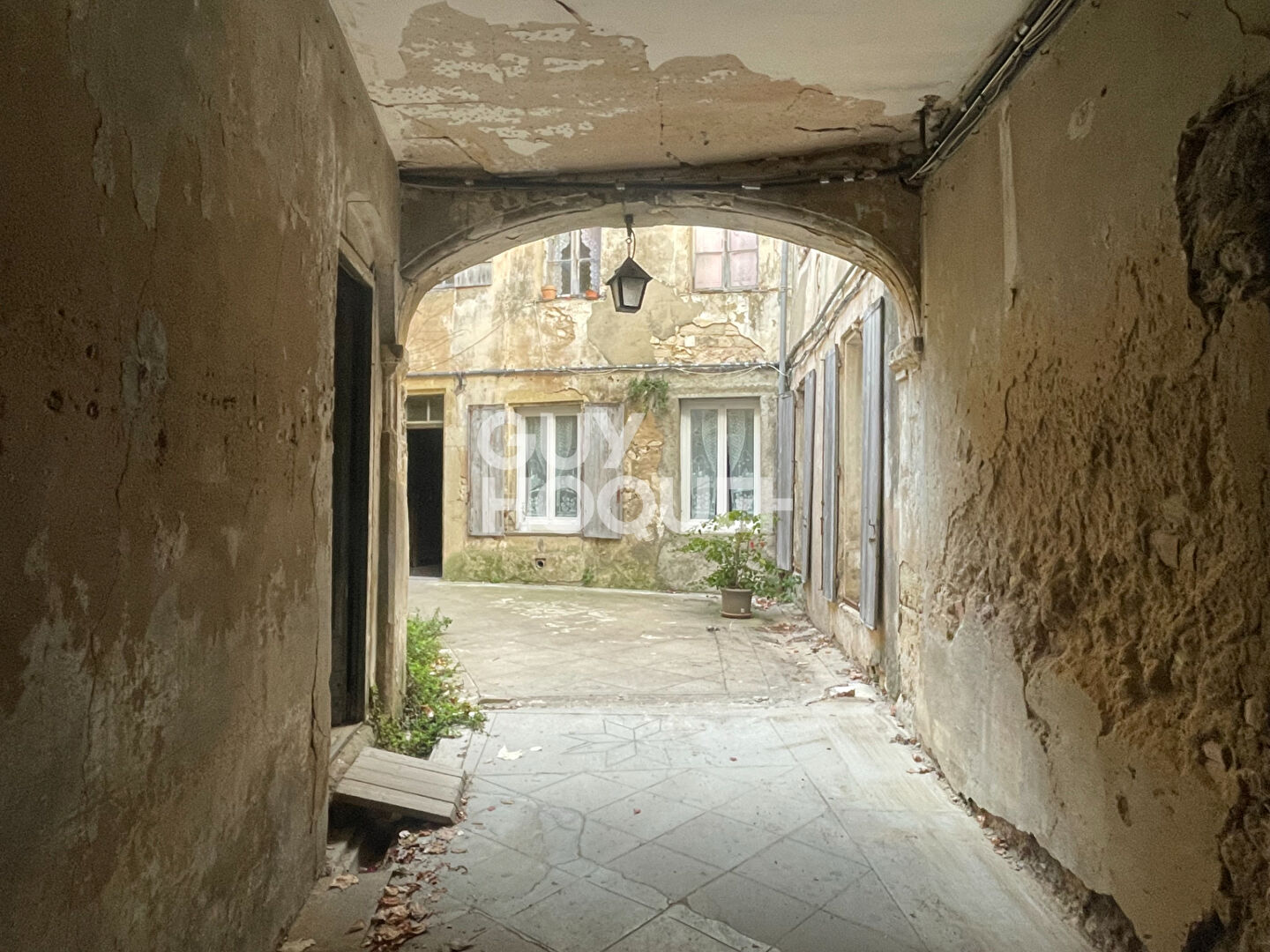 Narbonne, ensemble immobilier en pierre à rénover