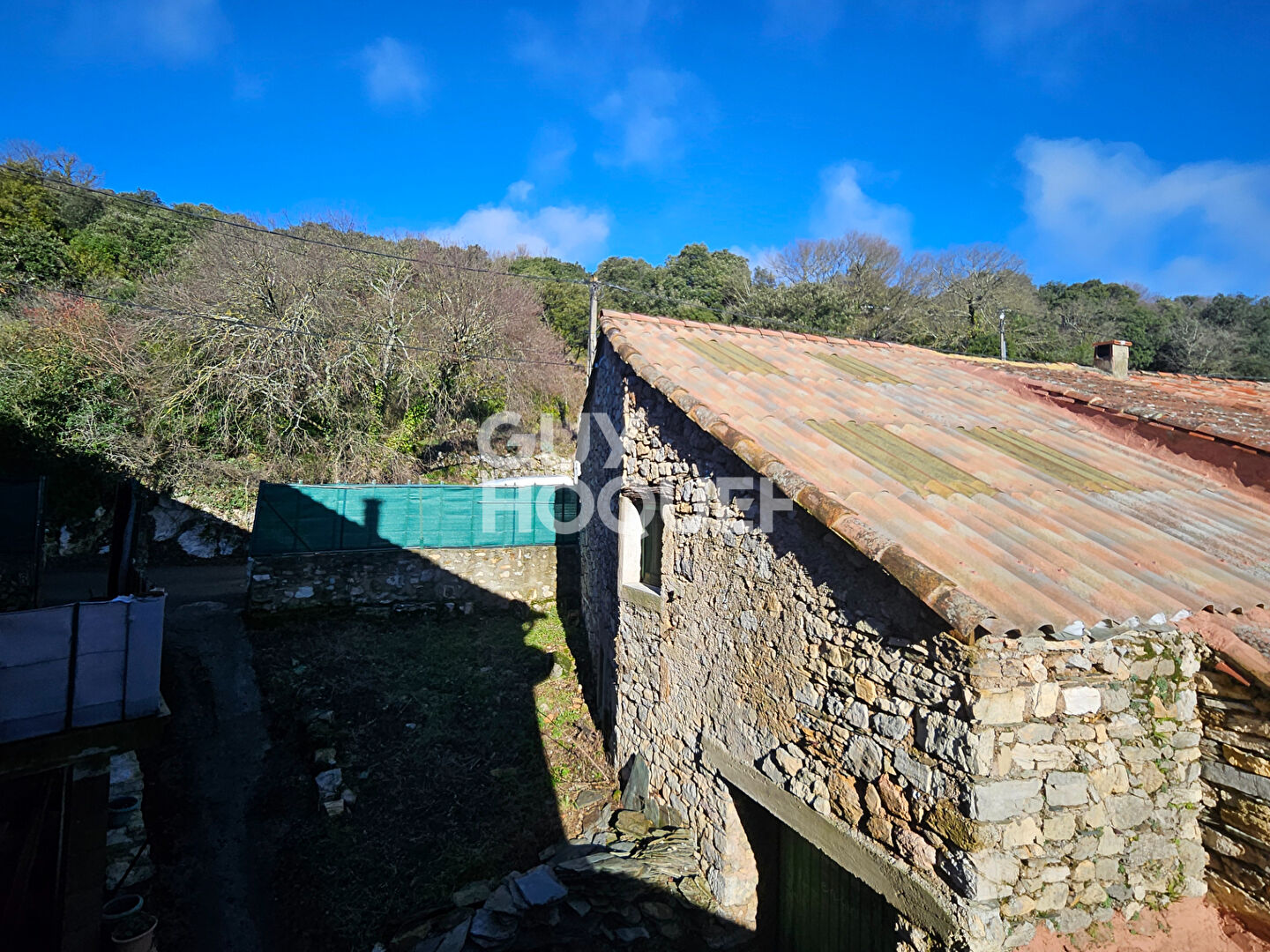 Maison de charme avec grange  Centre du village de VÉLIEUX