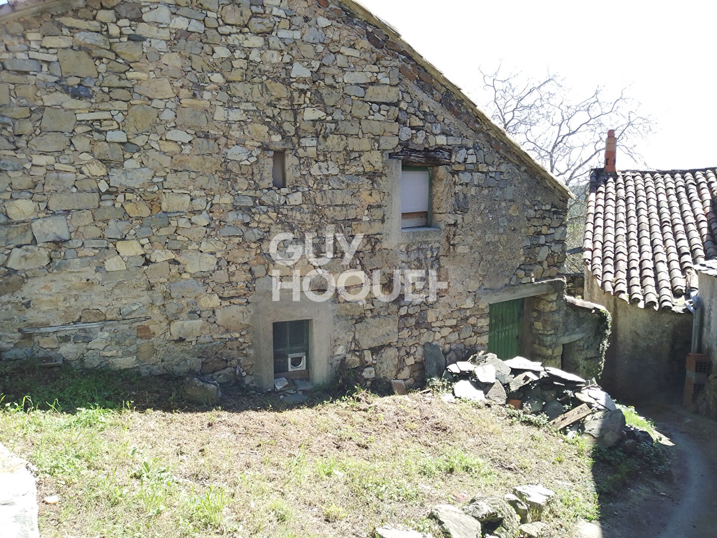Maison de charme avec grange  Centre du village de VÉLIEUX