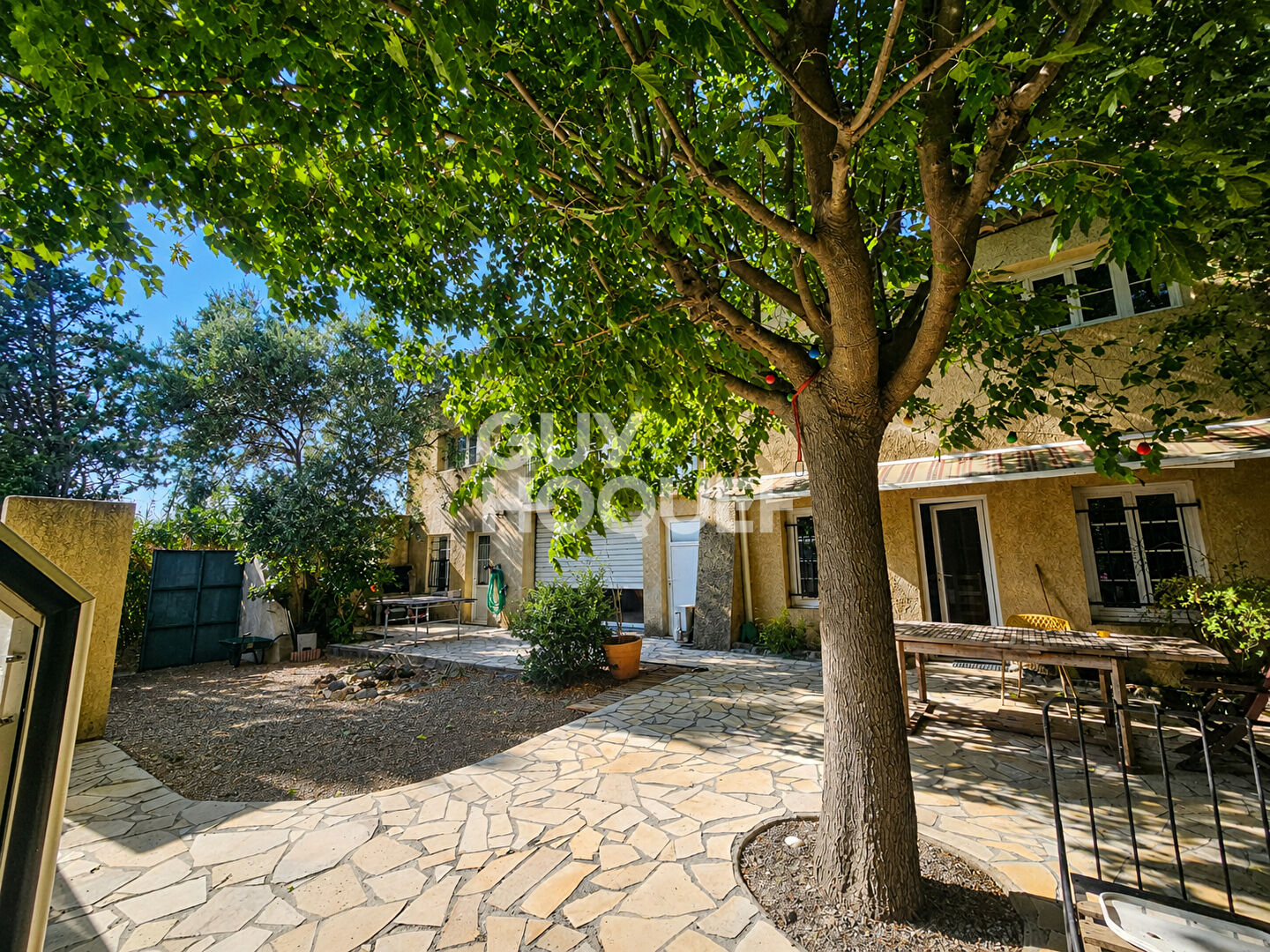 À VENDRE - GRANDE MAISON AVEC PISCINE, ENTRE VIGNES ET GARRIGUE