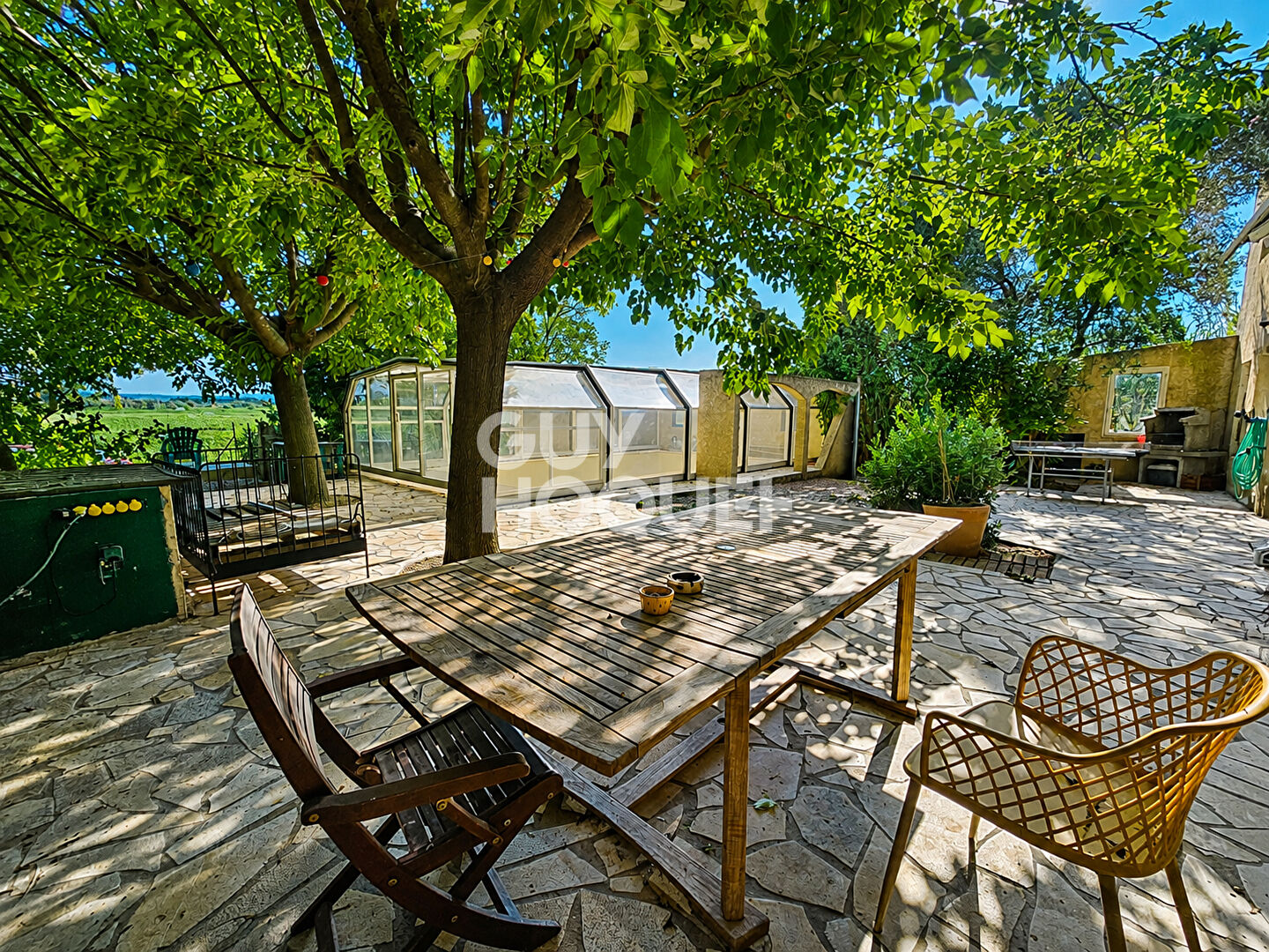 À VENDRE - GRANDE MAISON AVEC PISCINE, ENTRE VIGNES ET GARRIGUE