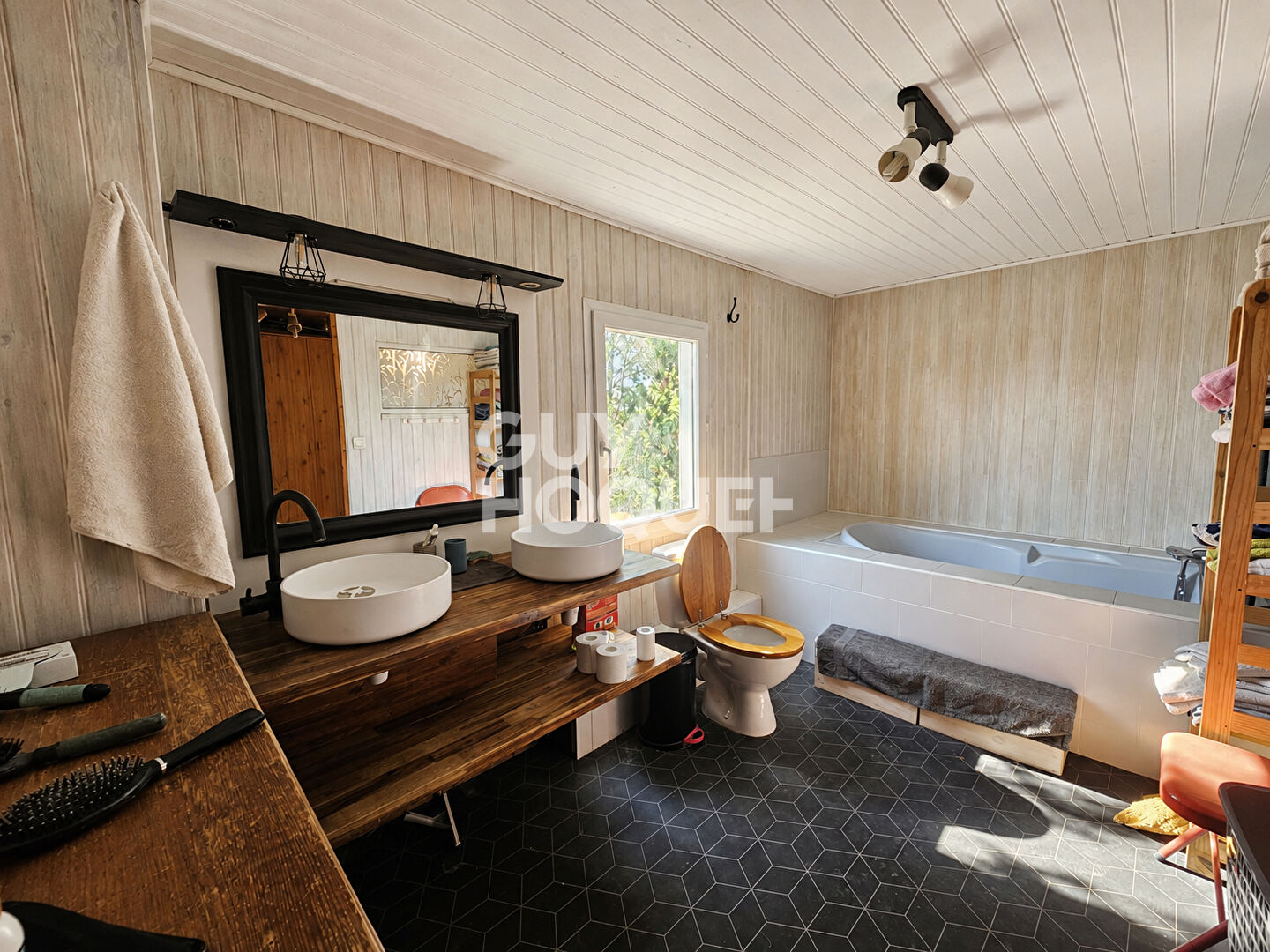À VENDRE - GRANDE MAISON AVEC PISCINE, ENTRE VIGNES ET GARRIGUE