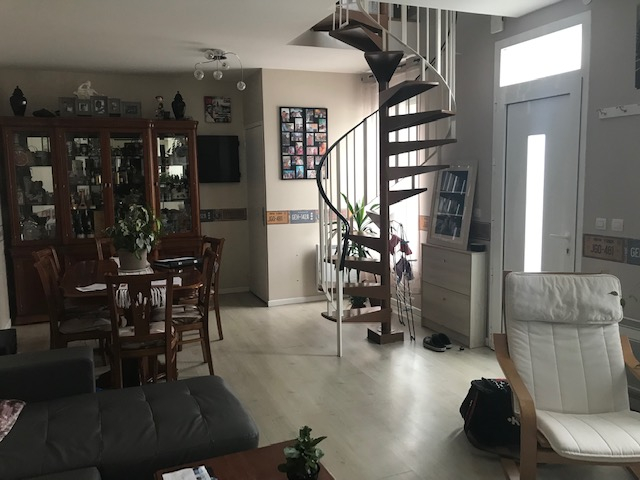 À vendre, maison avec grand hangar  d'une surface habitable de 58,87 m², 2/3 pièces à NEUILLY PLAISANCE (93360).