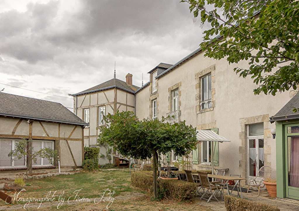 Maison d'environ 220 m² à vendre à NEUVILLE AUX BOIS (45170). Guy