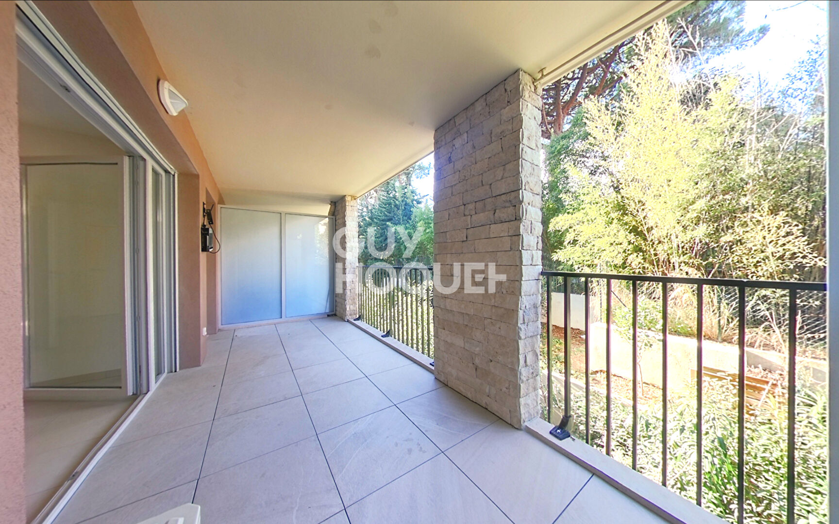 CARROS Route des Plans : Beau 2 pièces avec terrasse, parking et prestations modernes