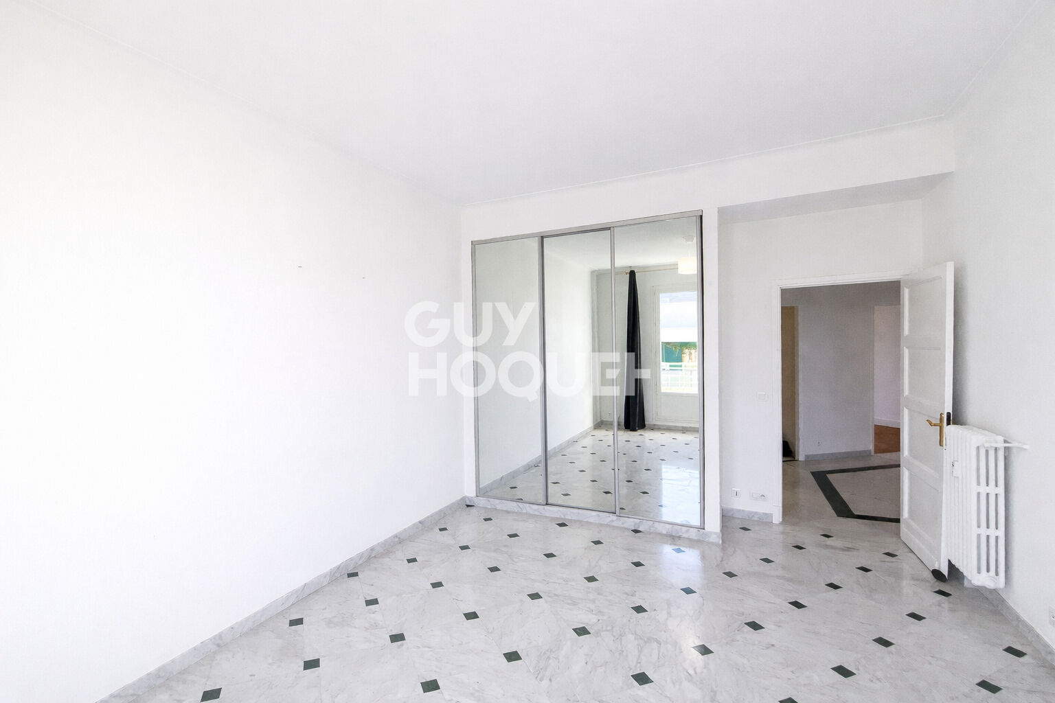 NICE CENTRE - 3 PIÈCES DE BELLE SURFACE, ÉTAGE ÉLEVÉ, ASCENSEUR, BALCON, GARAGE EN OPTION