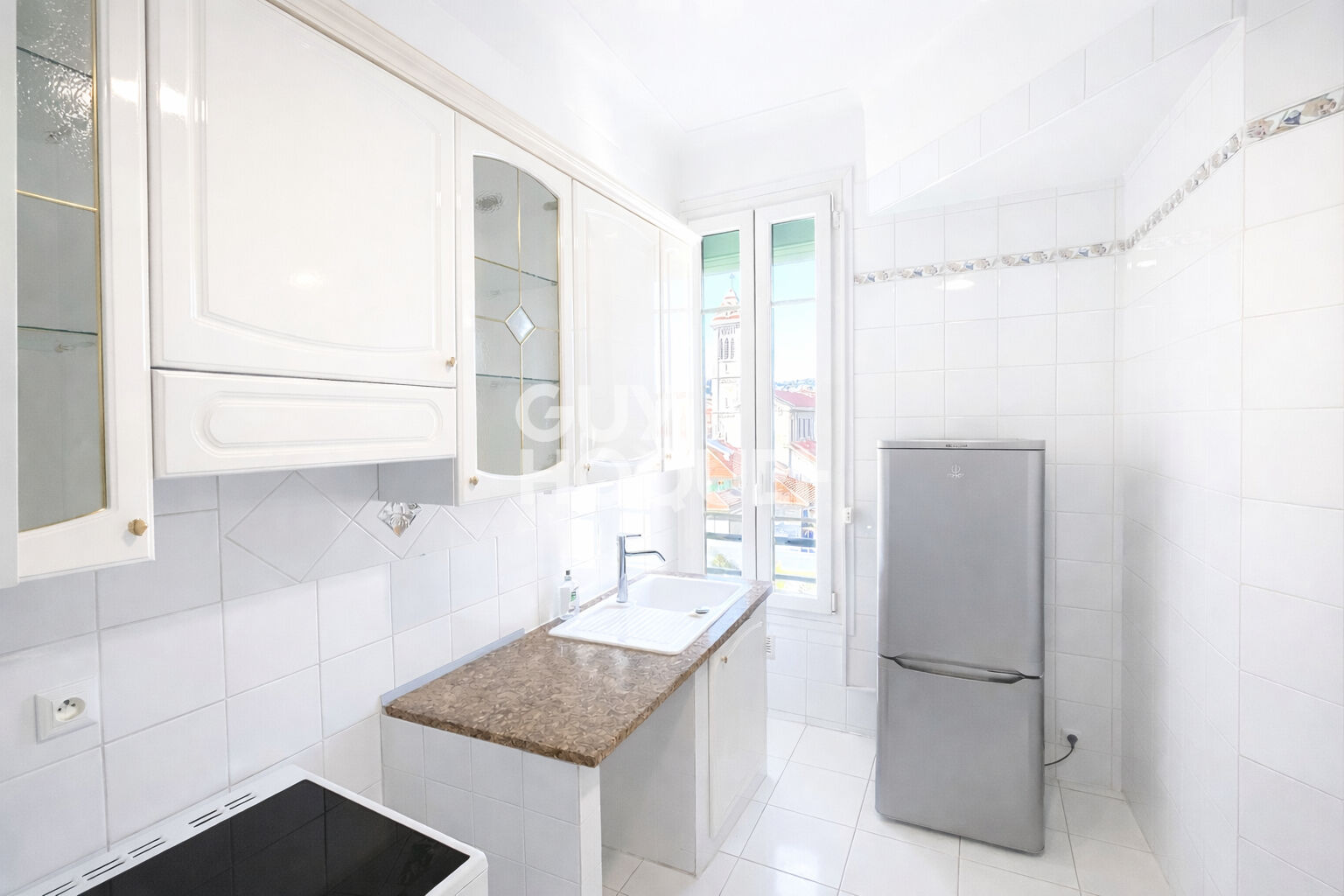 NICE CENTRE - 3 PIÈCES DE BELLE SURFACE, ÉTAGE ÉLEVÉ, ASCENSEUR, BALCON, GARAGE EN OPTION