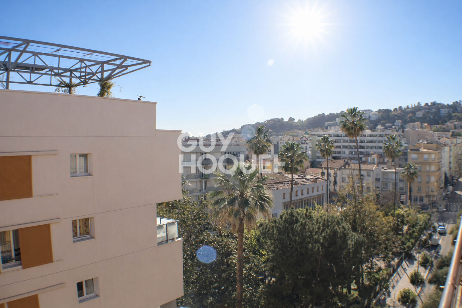 NICE CENTRE - 3 PIÈCES DE BELLE SURFACE, ÉTAGE ÉLEVÉ, ASCENSEUR, BALCON, GARAGE EN OPTION