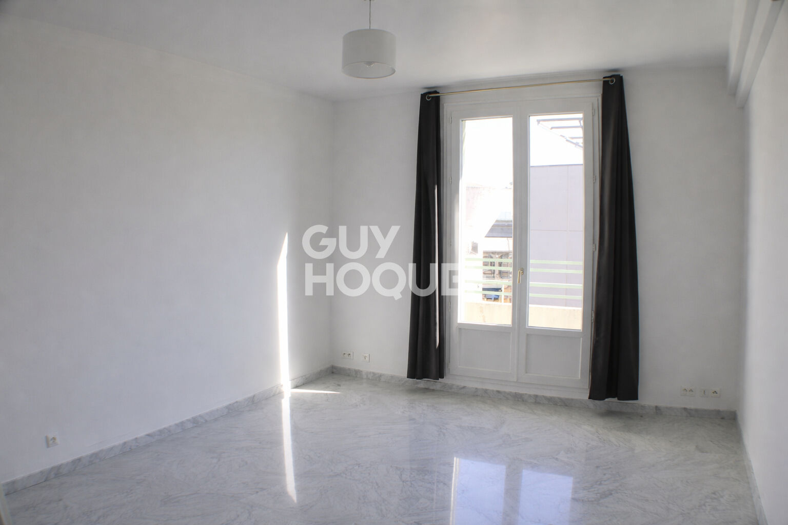 NICE CENTRE - 3 PIÈCES DE BELLE SURFACE, ÉTAGE ÉLEVÉ, ASCENSEUR, BALCON, GARAGE EN OPTION