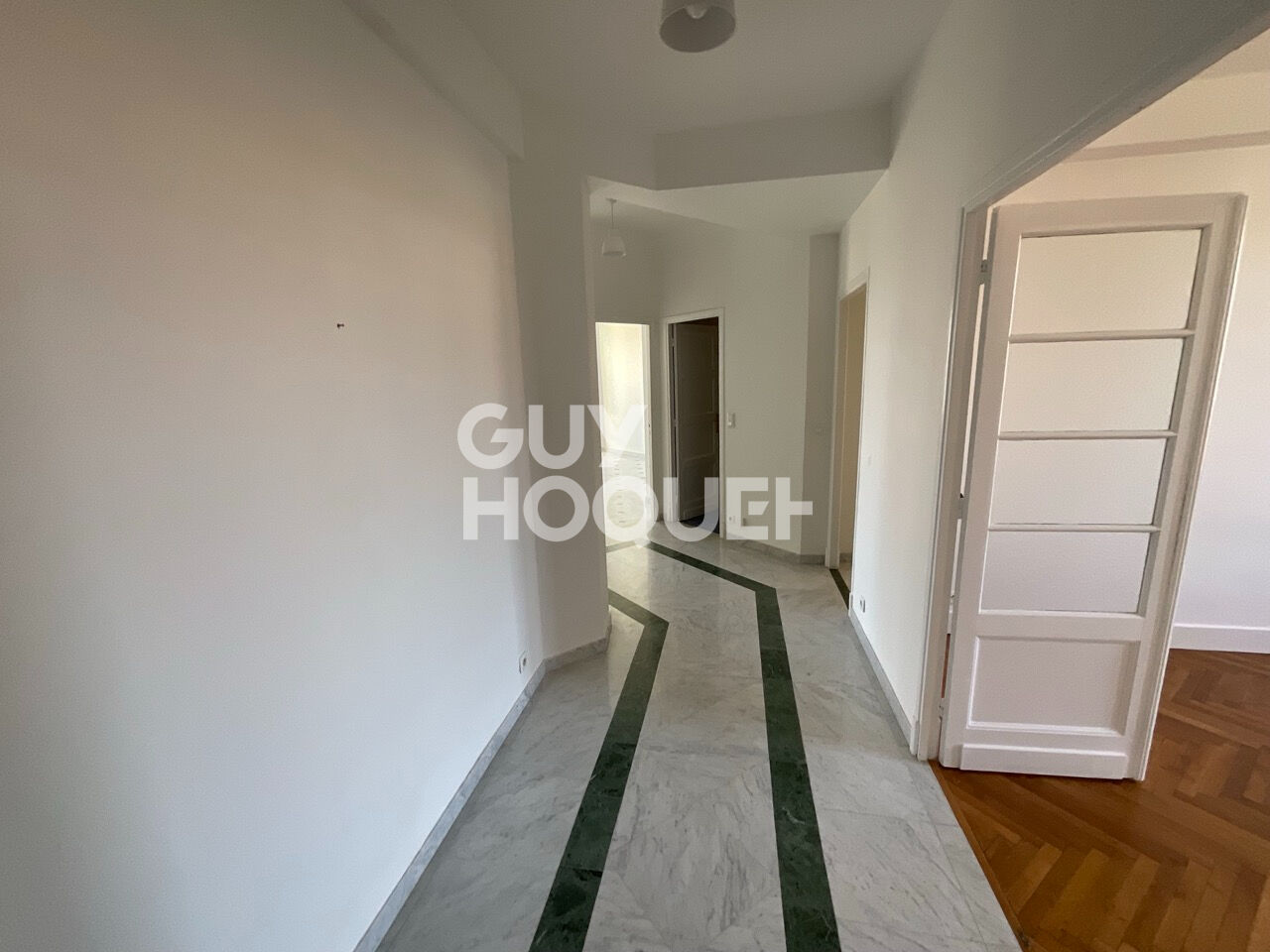 NICE CENTRE - 3 PIÈCES DE BELLE SURFACE, ÉTAGE ÉLEVÉ, ASCENSEUR, BALCON, GARAGE EN OPTION