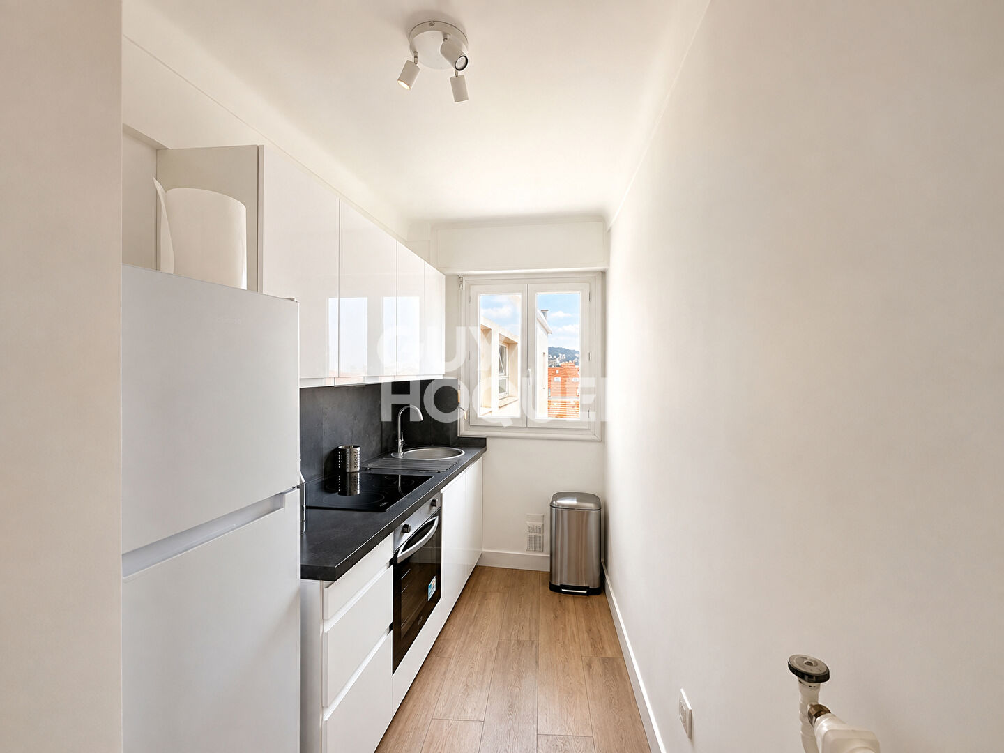 Appartement 2 pièces à louer au dernier étage avec vue dégagée à Nice Musiciens