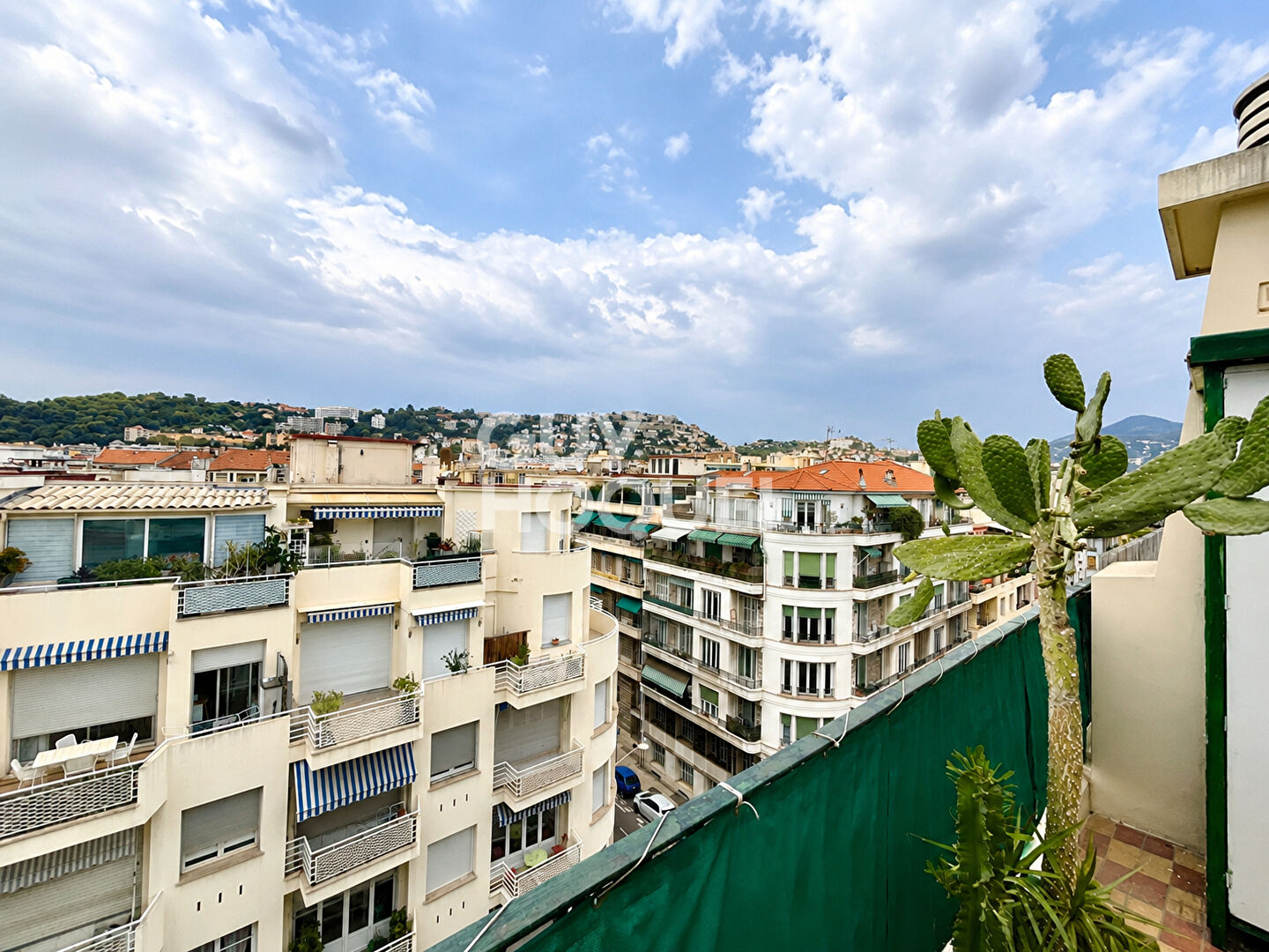 Appartement 2 pièces à louer au dernier étage avec vue dégagée à Nice Musiciens