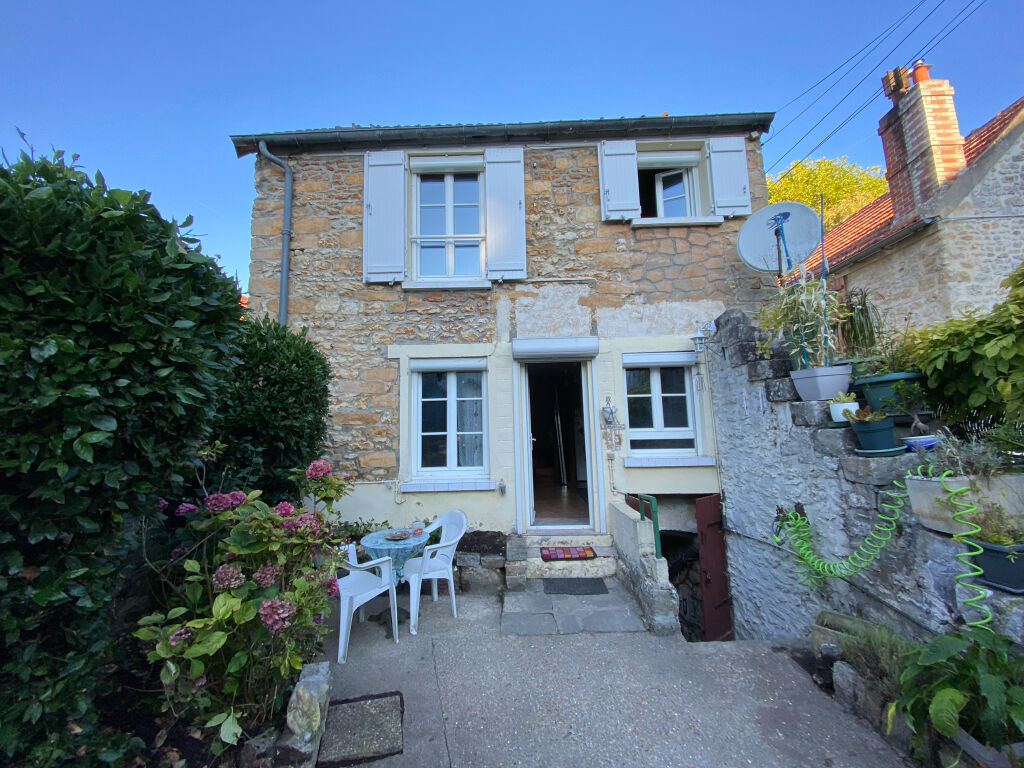 GUY HOQUET  vous propose Proche la Ferté Alais, Maison individuelle en pierre d'environ 50 m² avec jardin privatif.