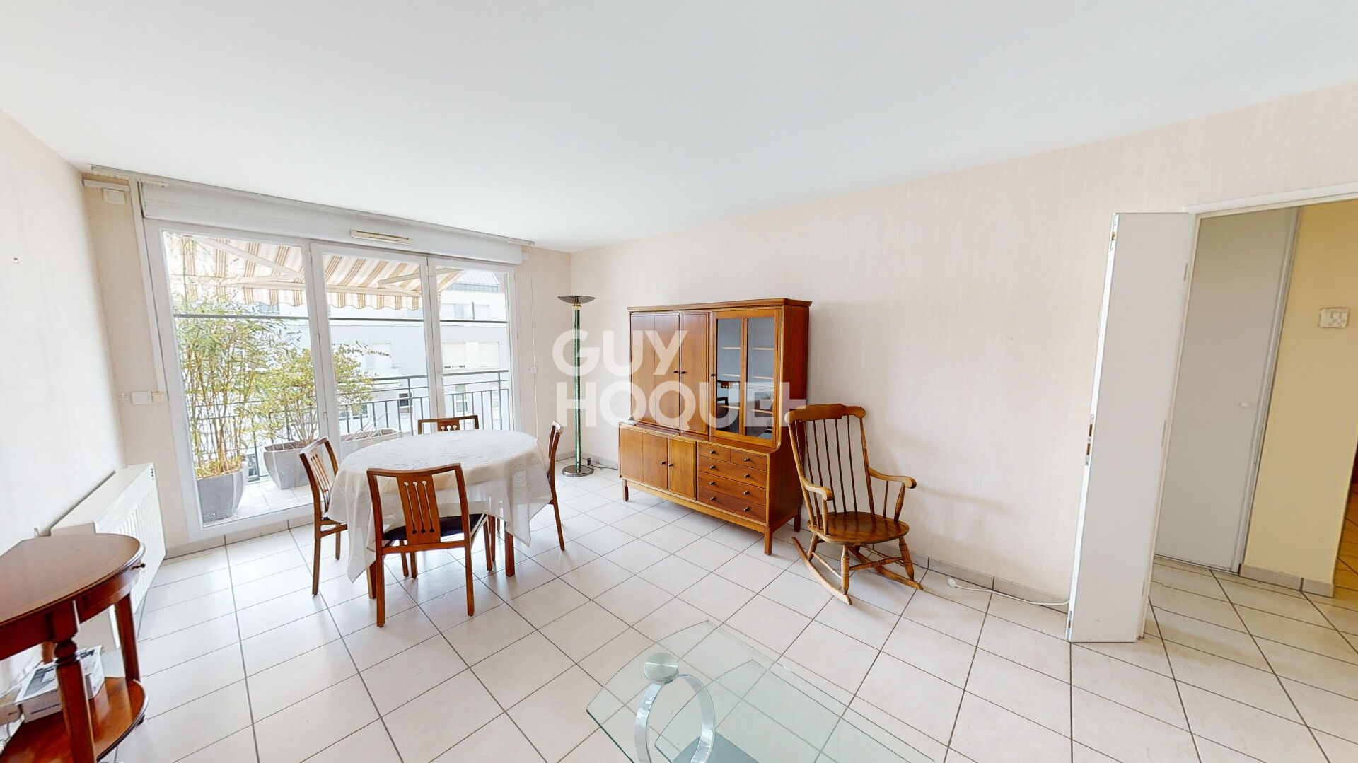 En centre ville de Brétigny, appartement 3 pièces traversant de + de 66m² avec balcon.