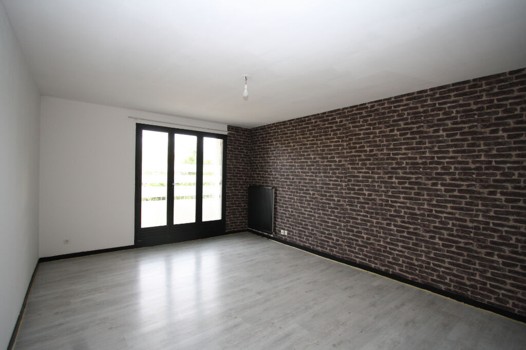 SAINT JEAN DE LA RUELLE : appartement T3 avec garage, cave et parking extérieur  en vente