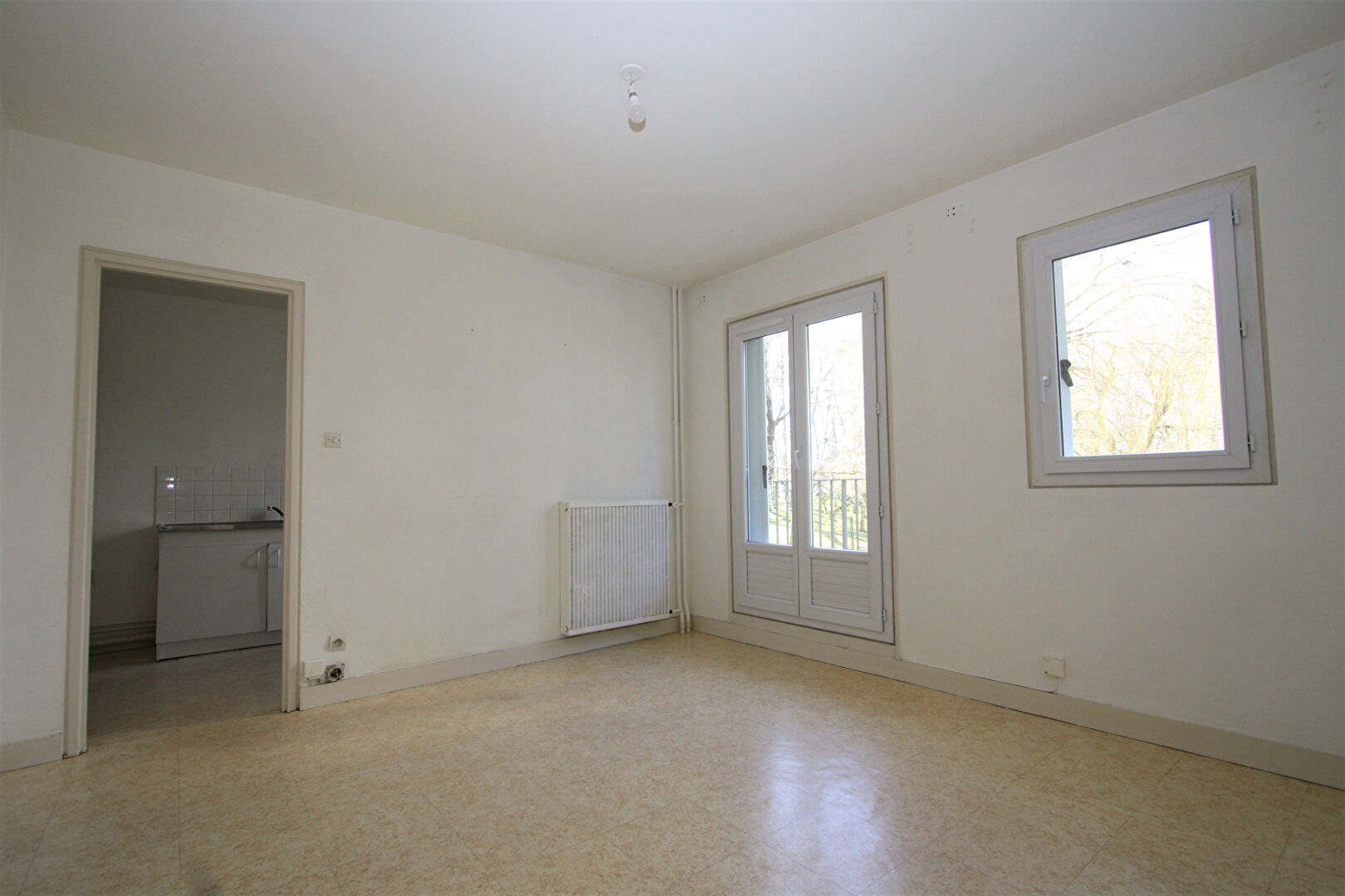 FLEURY LES AUBRAIS : appartement t2 avec balcon