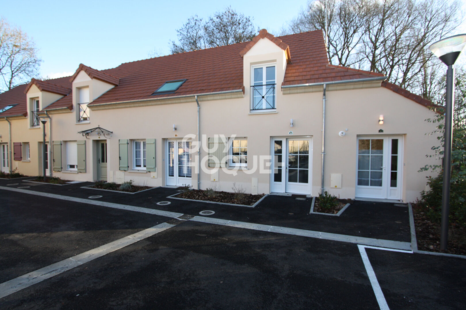 MAISON/DUPLEX 3 PIÈCES 72m² AU CALME - TERRASSE - GARAGE - PLACES DE PARKING