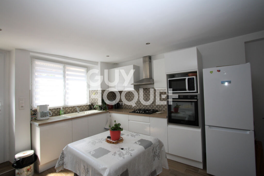 Maison de ville rénovée - TERRAIN DE 2 300m² + DEPENDANCES AMENAGEABLES