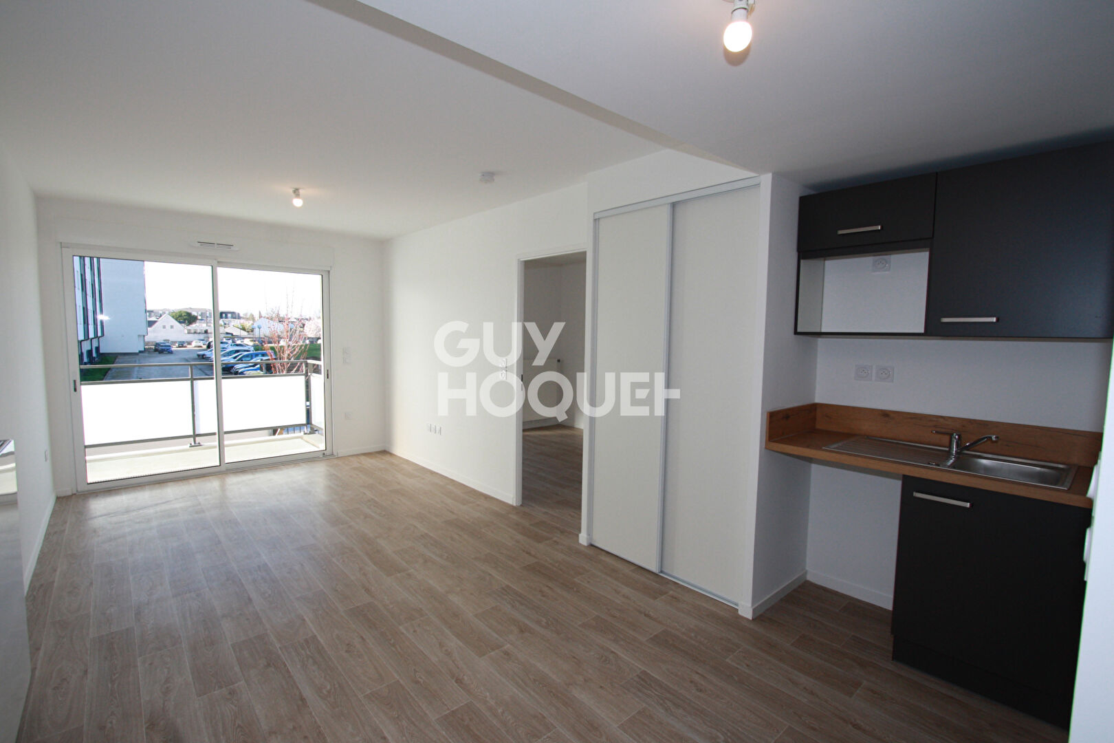 2 PIECES AVEC BALCON ET PARKING