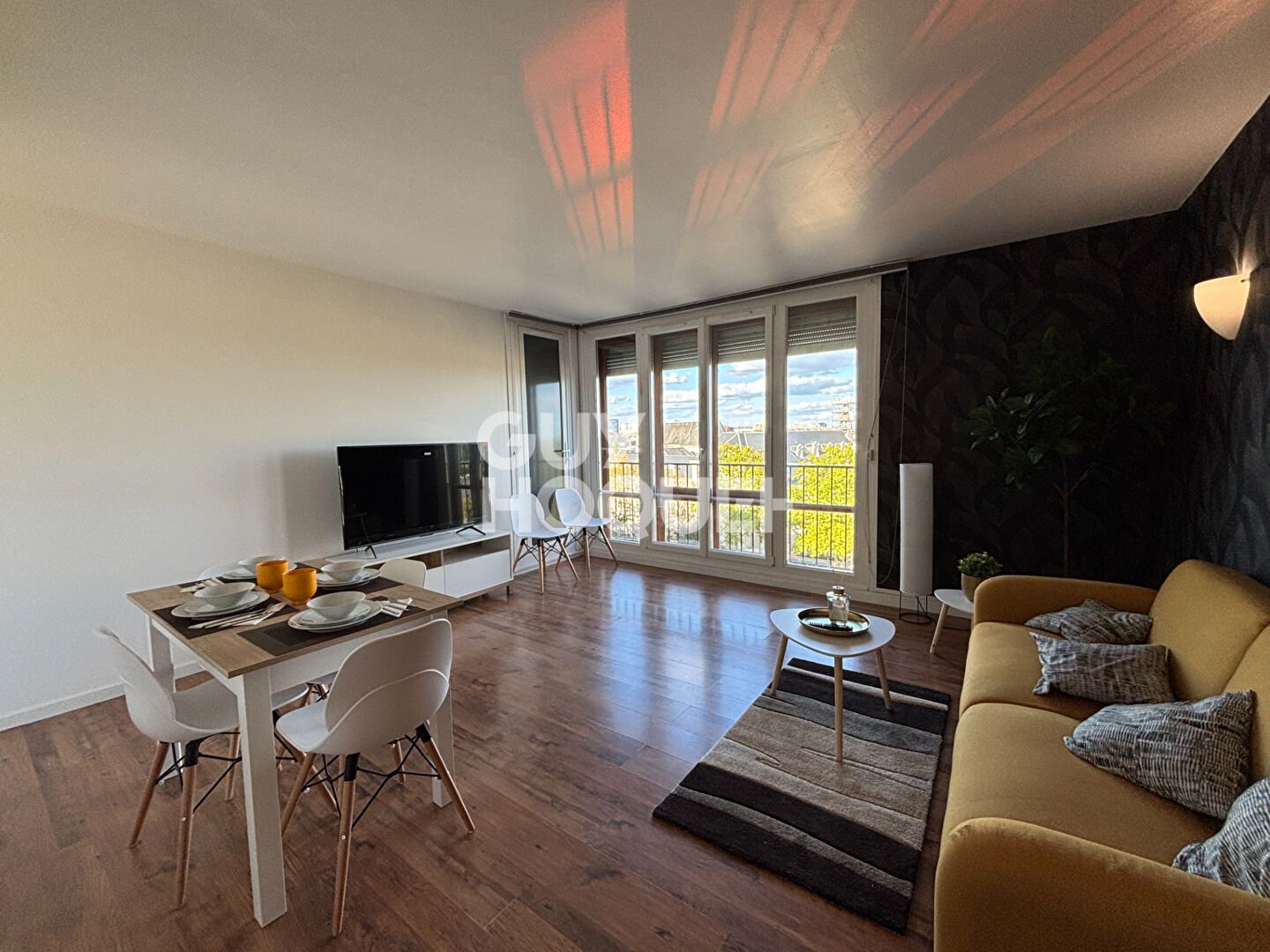 Chambre en colocation meublée avec balcon privatif à louer dans un appartement de 97,35m² en hyper-centre d'Orléans