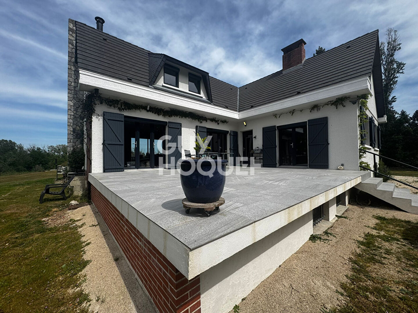 Propriété rénovée avec piscine et vue dégagée, environnement privilégié à Vienne-en-Val