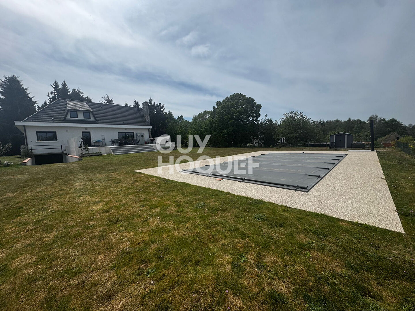 Propriété rénovée avec piscine et vue dégagée, environnement privilégié à Vienne-en-Val