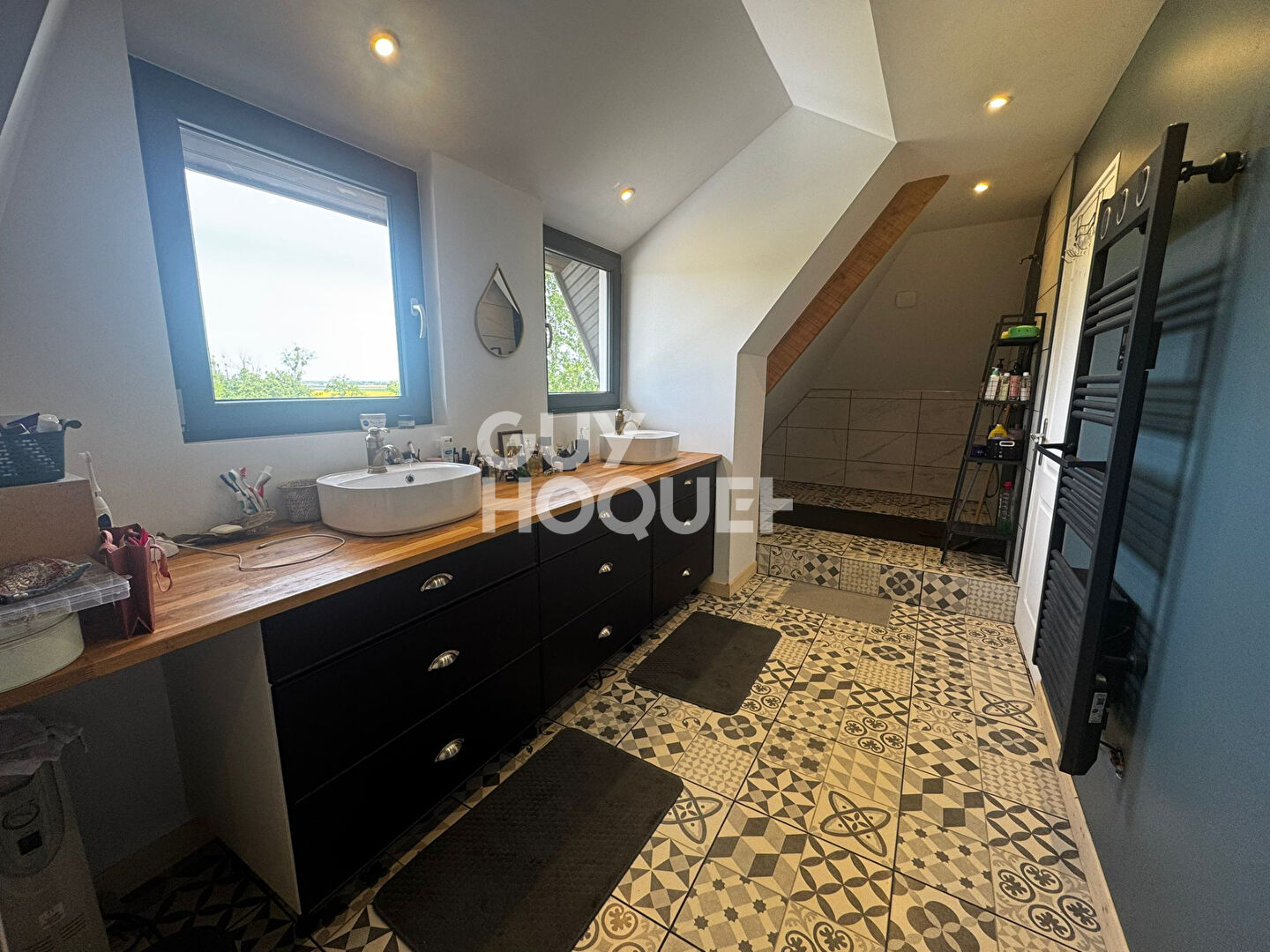 Propriété rénovée avec piscine et vue dégagée, environnement privilégié à Vienne-en-Val