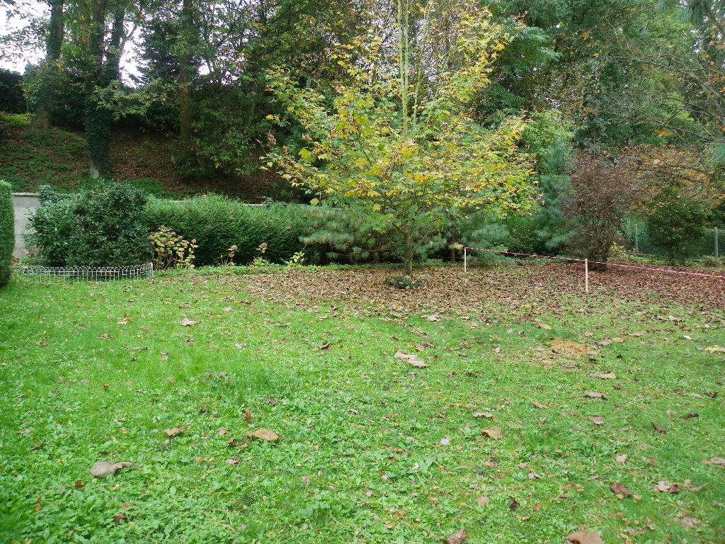Terrain à bâtir à 1,3 km du RER