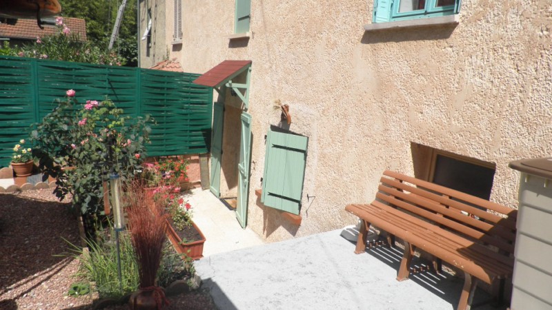 IRIGNY - MAISON DE 132 m² UTILES (88 m² habitables + 44 m² aménageables), AVEC JARDIN - 205 000 amp;euro;
