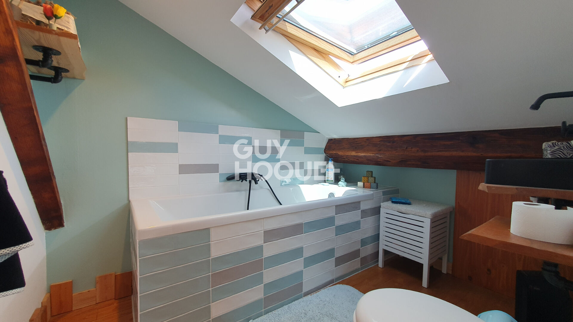 Charmant appartement 3 pièces ancien en duplex OULLINS (2 mn du métro) avec extérieur