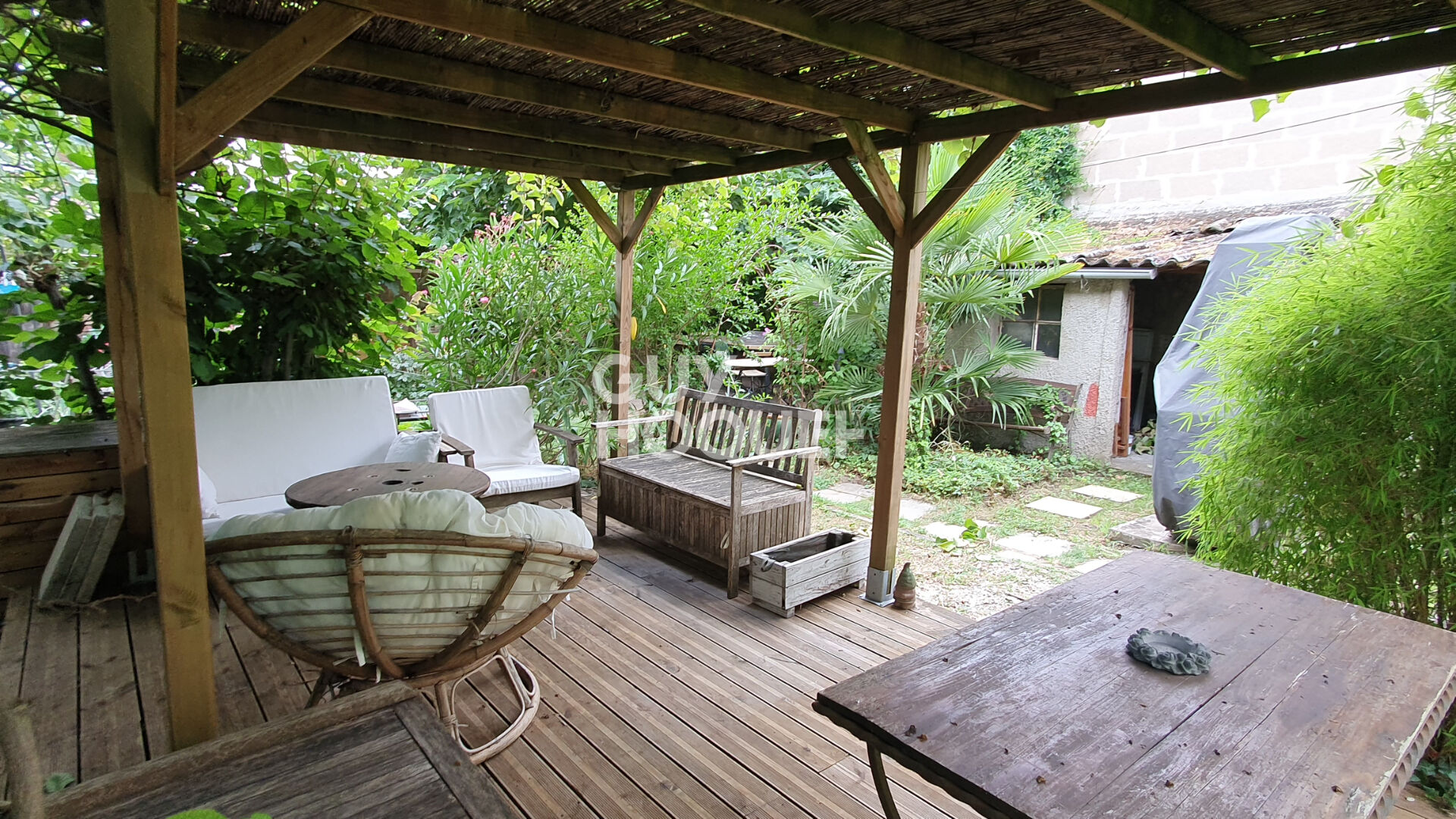 Charmant appartement 3 pièces ancien en duplex OULLINS (2 mn du métro) avec extérieur