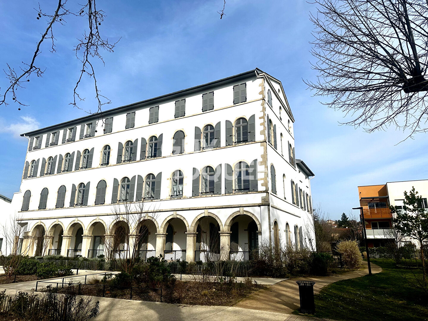 Appartement de charme à Brignais 4 pièces de 82 m2 dans Bâtiment ancien et son parc.