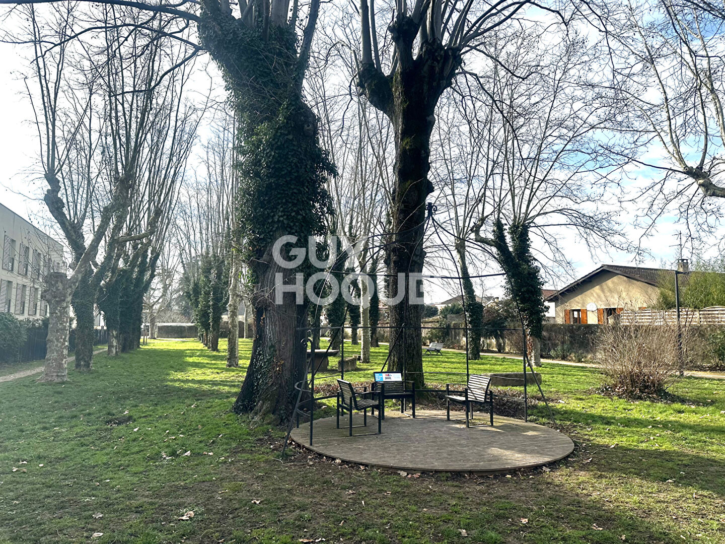 Appartement de charme à Brignais 4 pièces de 82 m2 dans Bâtiment ancien et son parc.