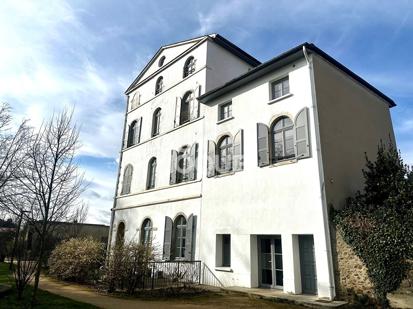 Appartement de charme à Brignais 4 pièces de 82 m2 dans Bâtiment ancien et son parc.