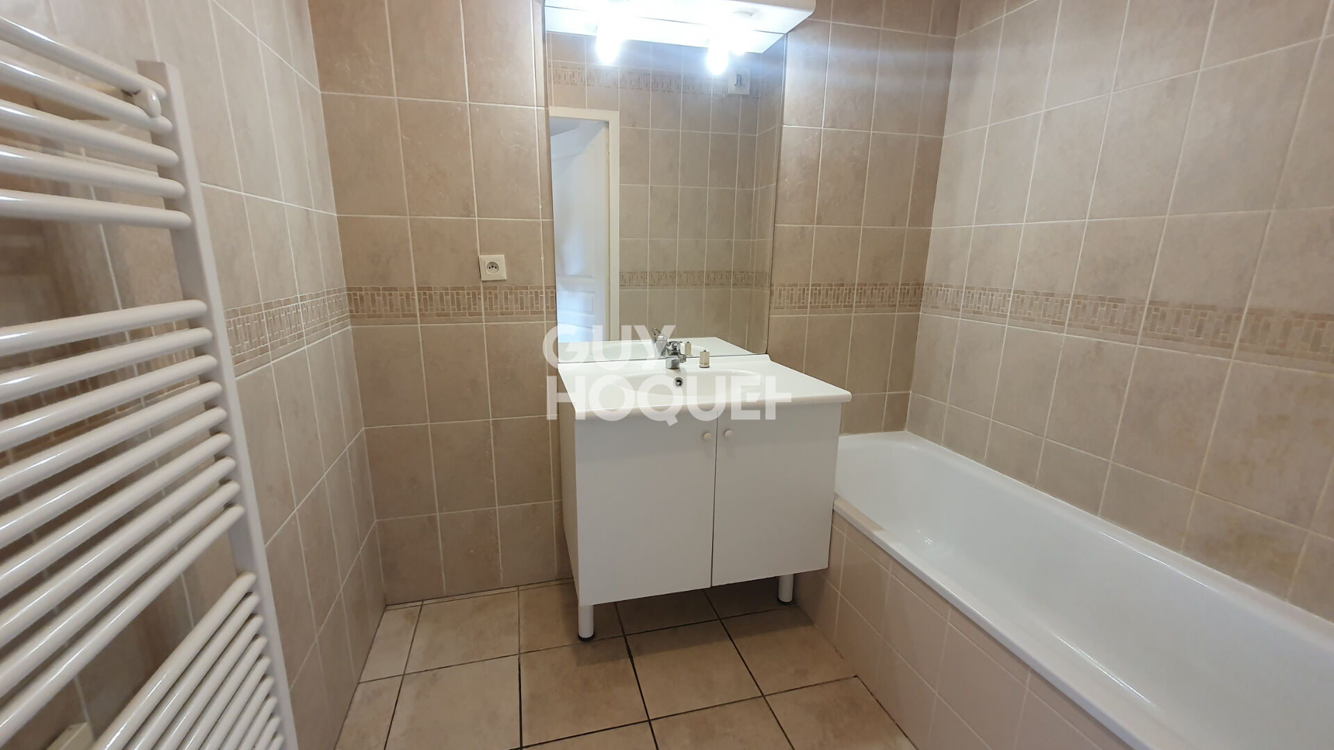 Appartement F3 (65 m²) à vendre à OULLINS - Résidence Calme . Balcon et Garage