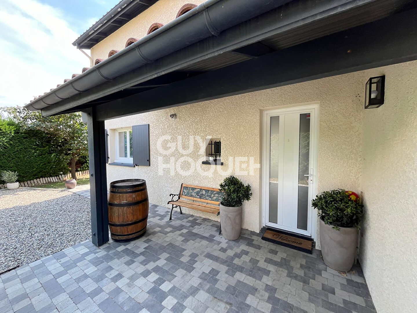 Maison familiale avec piscine. Plateau de Montrond (25 km de Lyon)