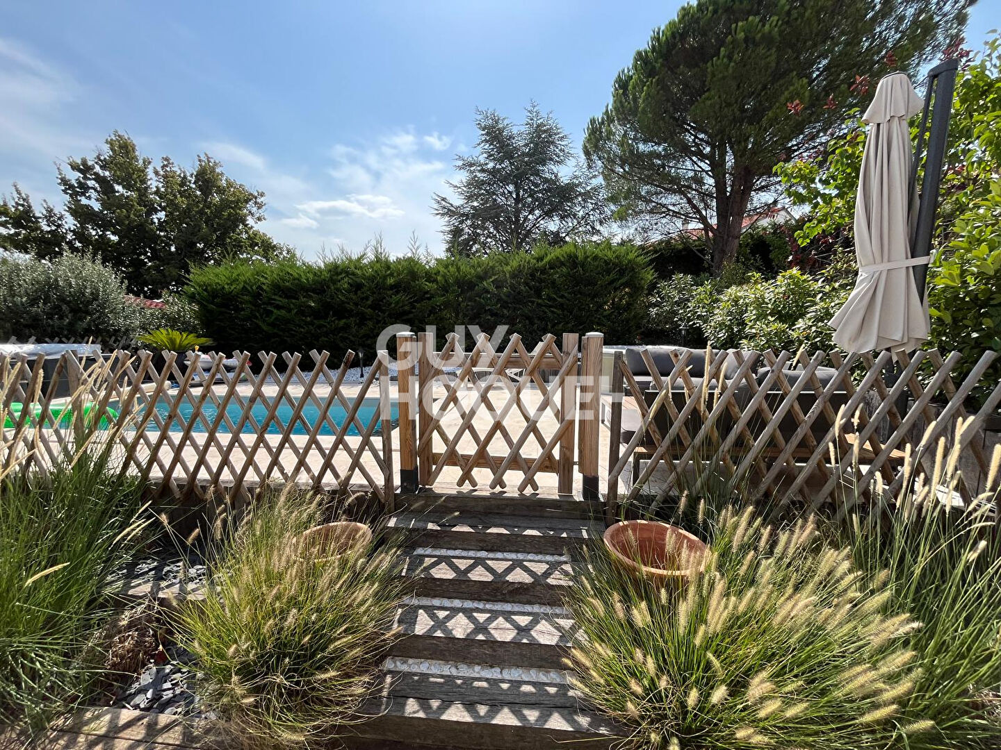 Maison familiale avec piscine. Plateau de Montrond (25 km de Lyon)