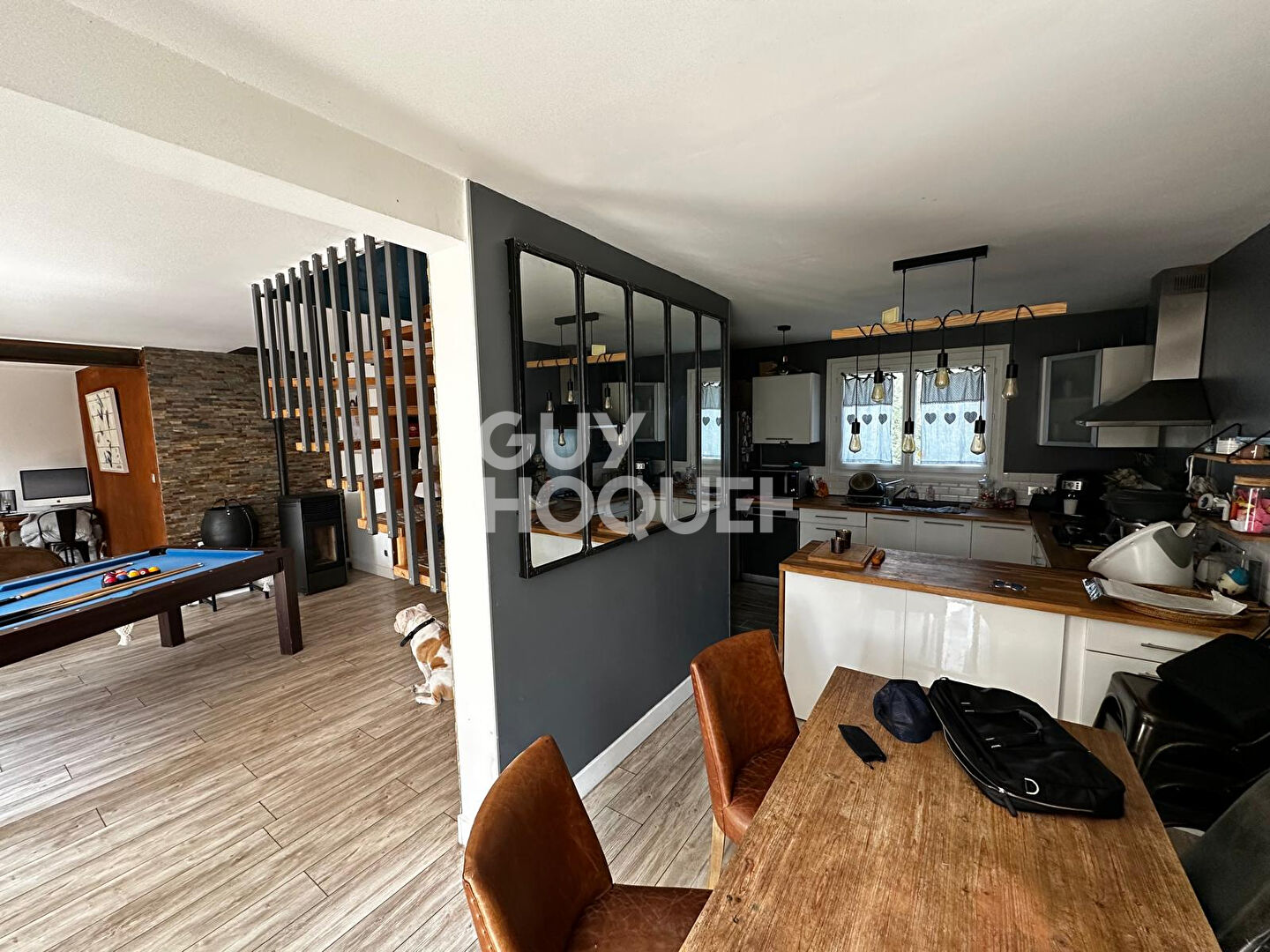 Maison familiale avec piscine. Plateau de Montrond (25 km de Lyon)