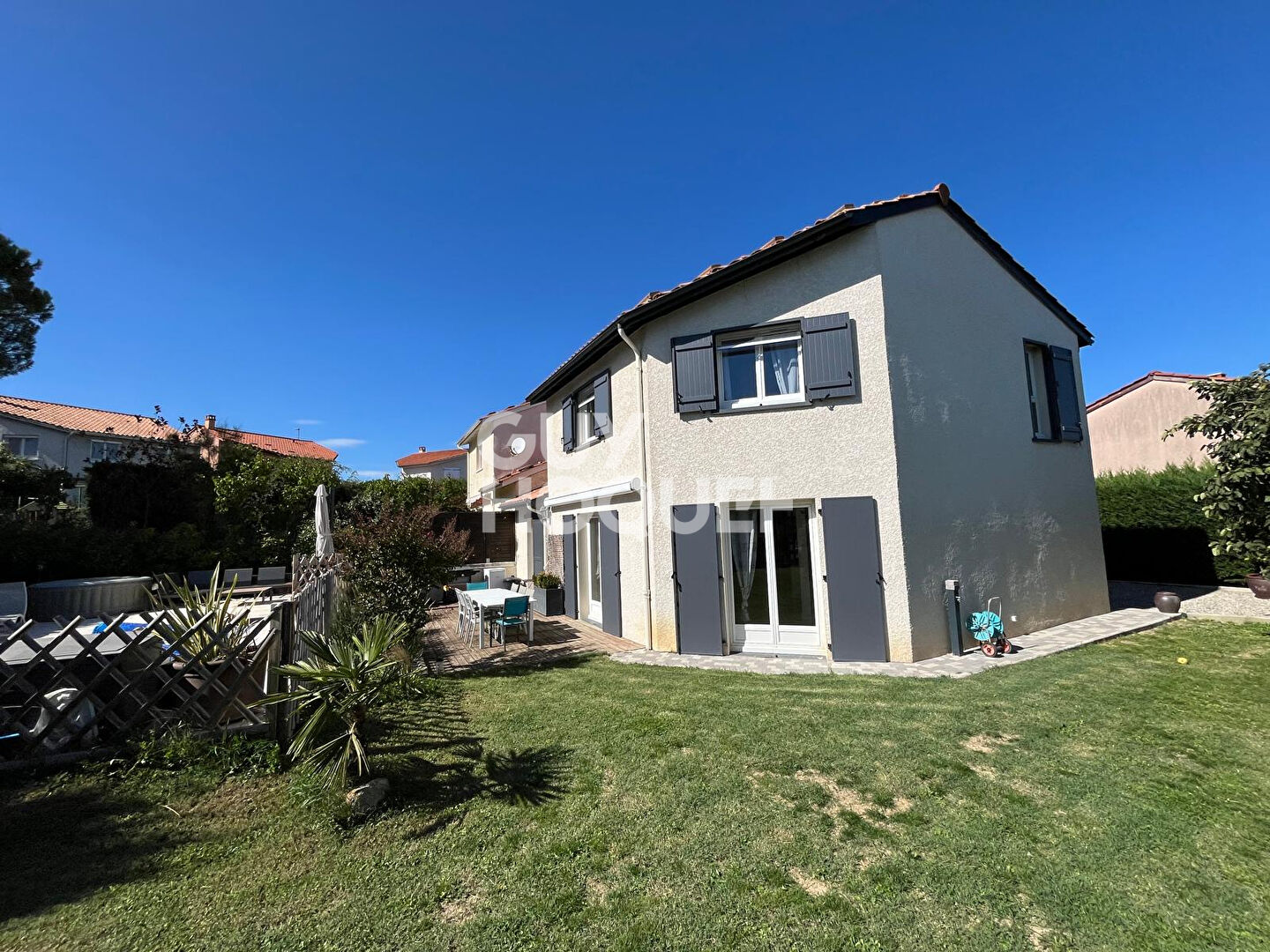 Maison familiale avec piscine. Plateau de Montrond (25 km de Lyon)
