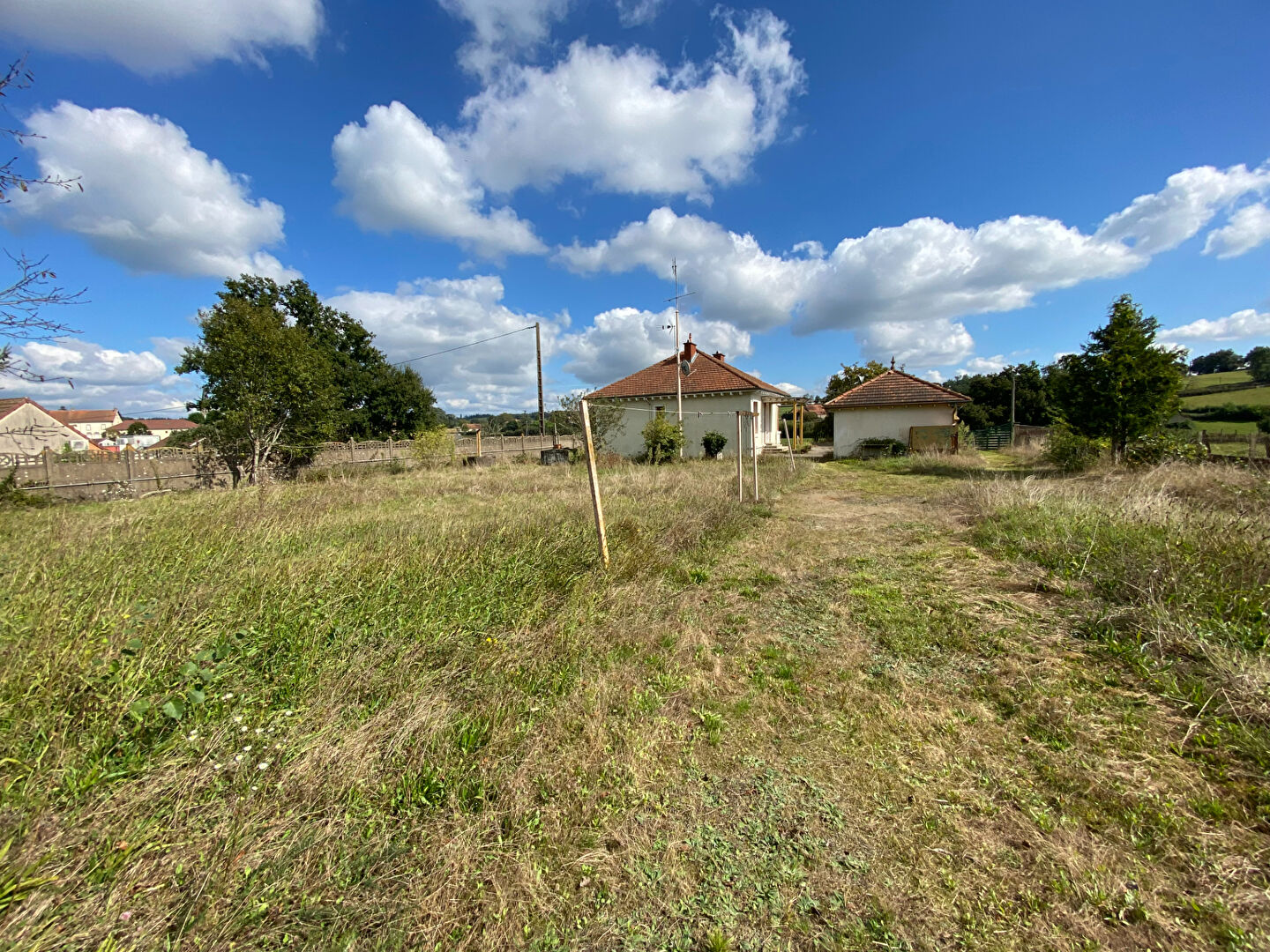 Maison individuelle avec grand terrain à Saint-Bonnet-de-Joux ? Beau potentiel à exploiter !